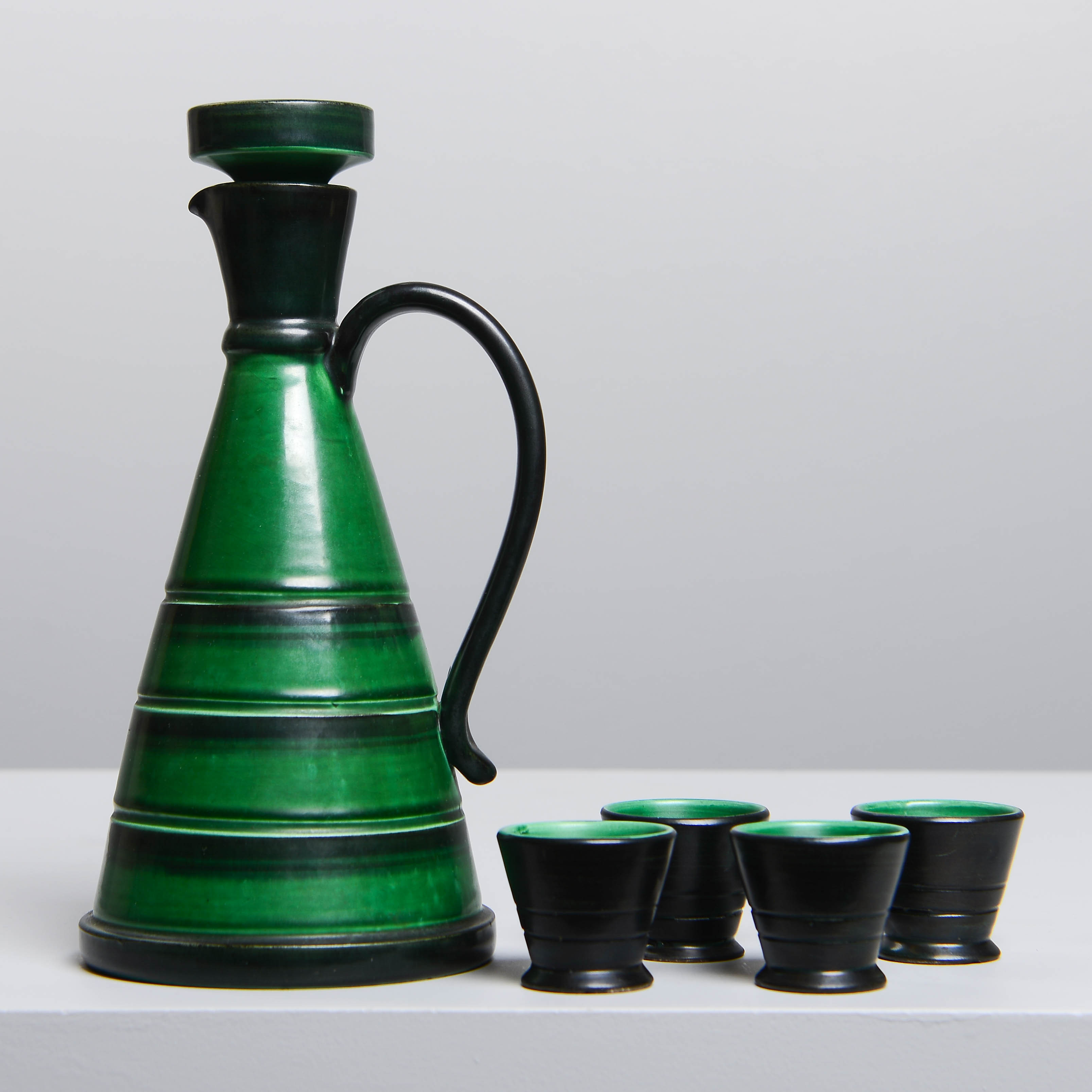 EVA JANCKE BJÖRK. Karaff & supkoppar, 5 delar, Bo Fajans, 1900-talets tidigare del.