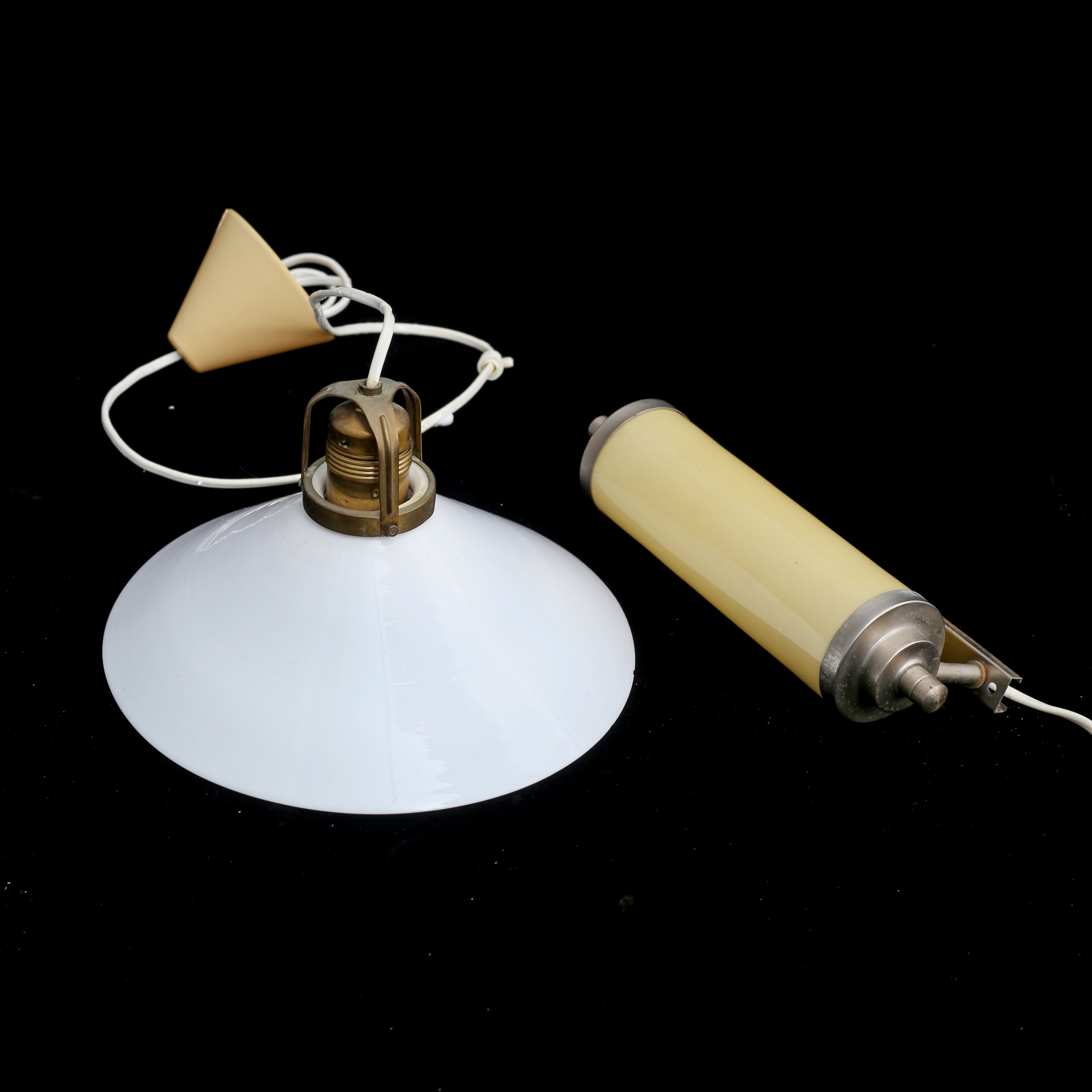 LAMPOR, 2 st, vägglampa funkis samt skomakarlampa, 1900-talets första hälft.