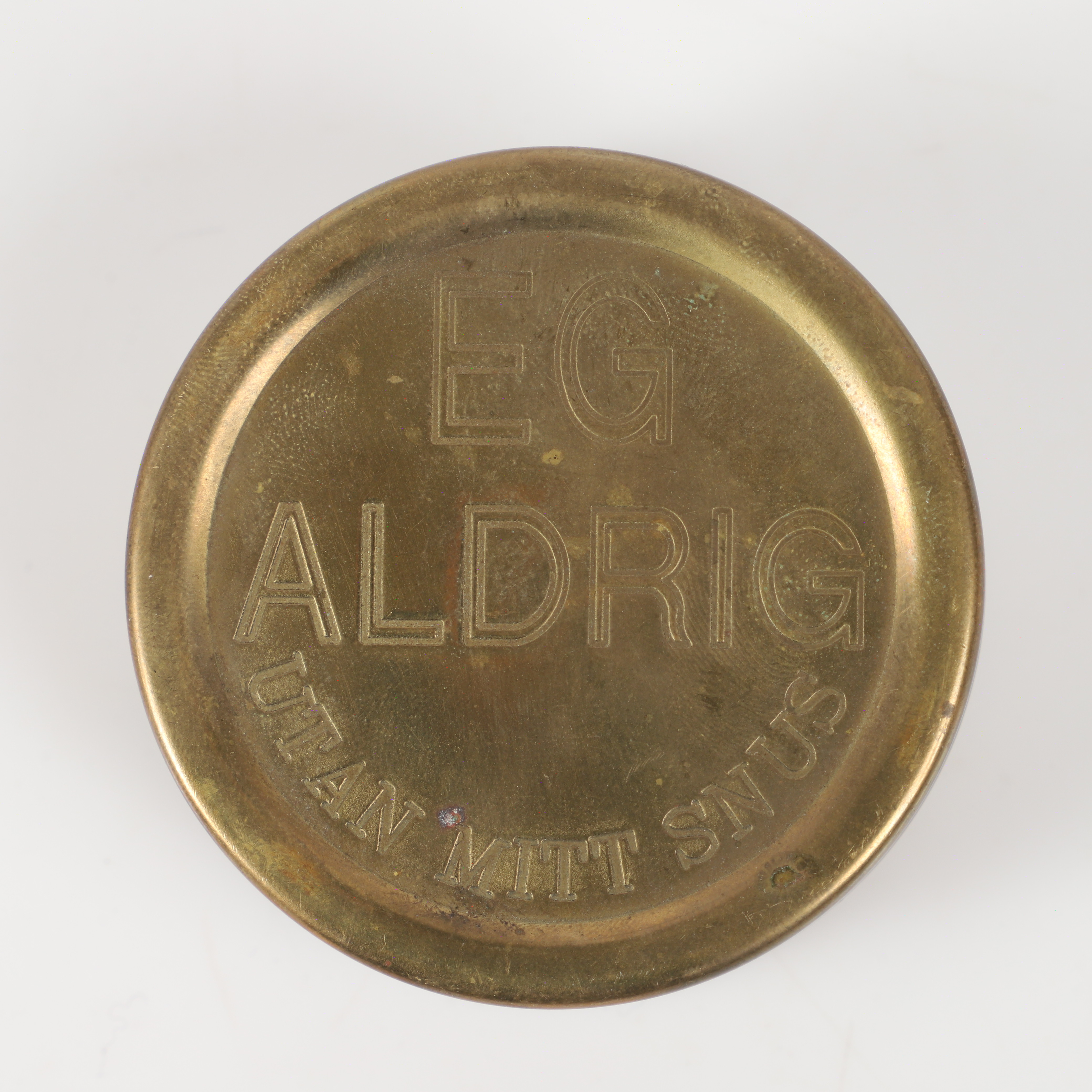 SNUSDOSA, "EG aldrig utan mitt snus", mässing, 1980/90-tal.