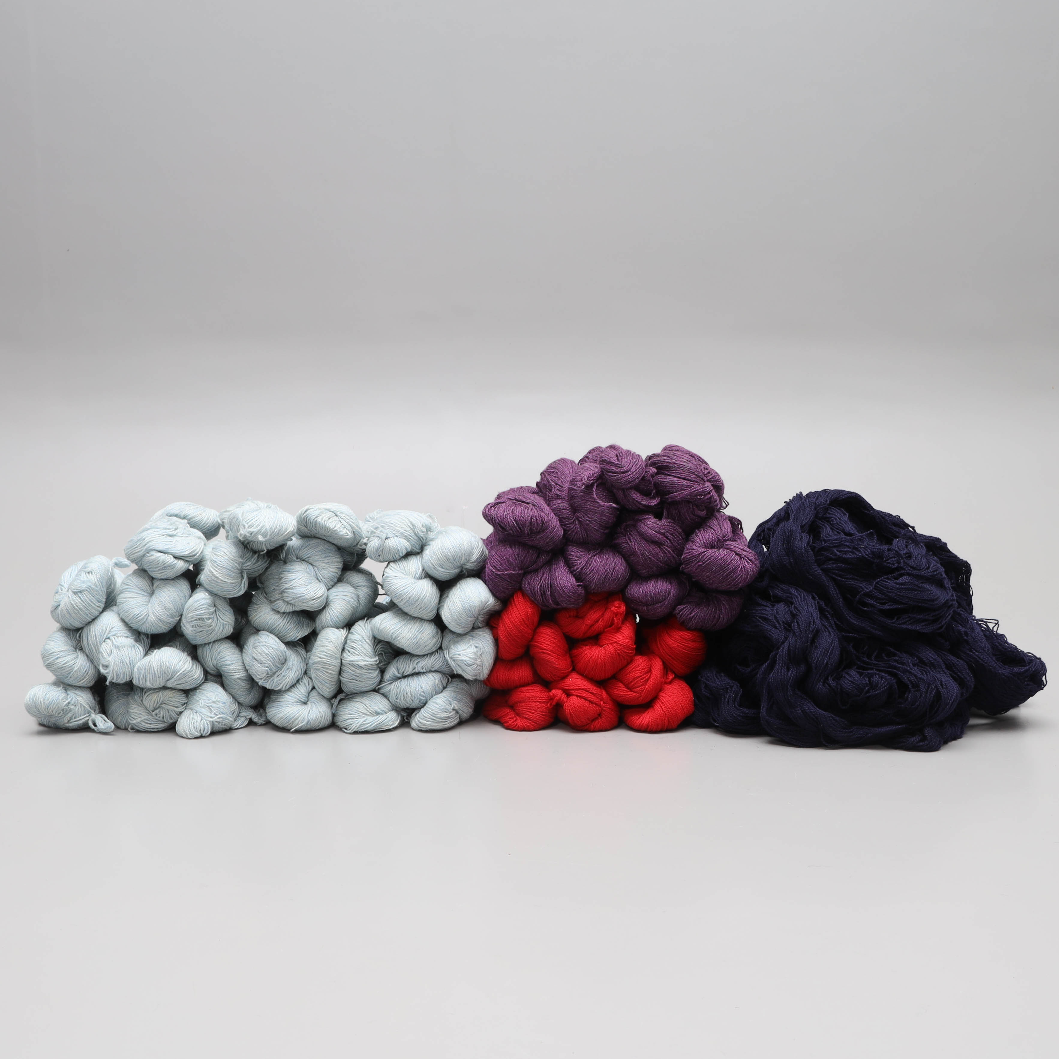 ULLGARN, ca 6,7 kg, röd, blå samt lila, säljarens egna får.