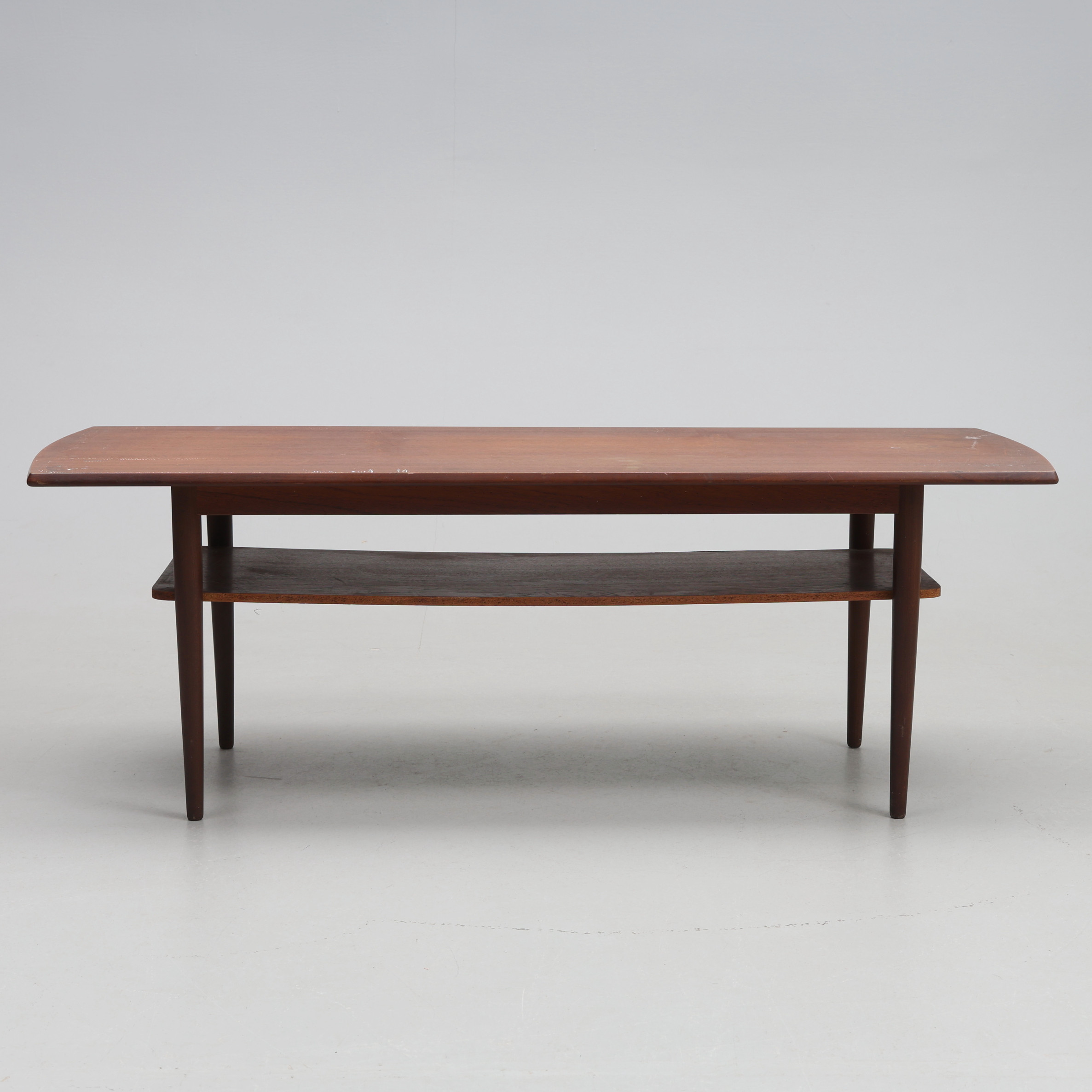 SOFFBORD. Teak med hylla, 1960-tal.