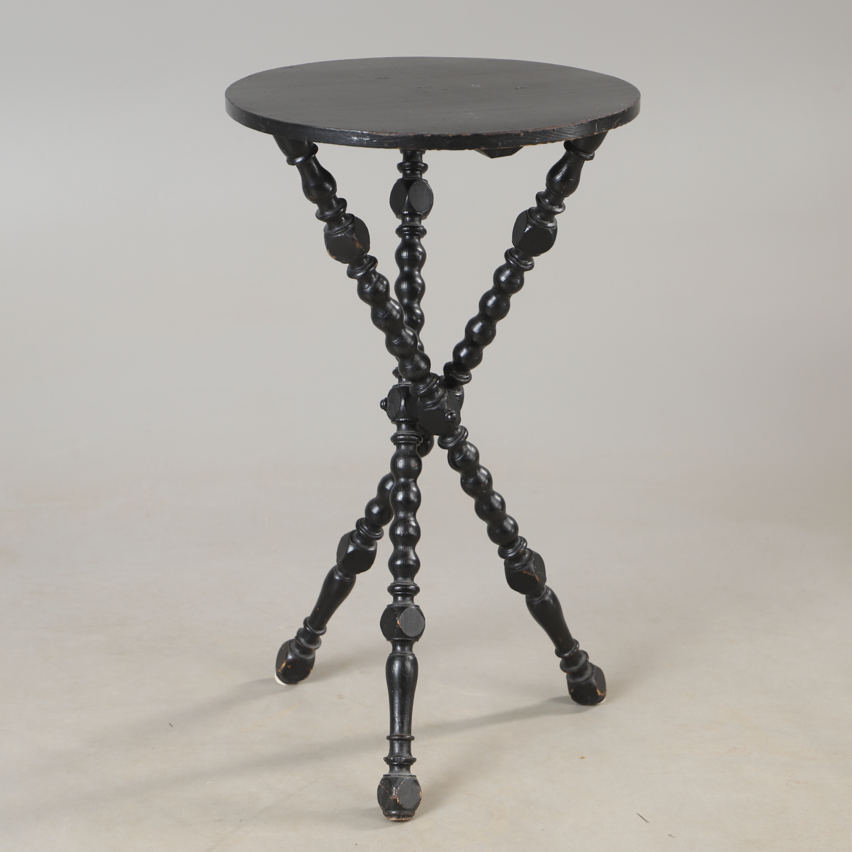 SIDOBORD, svartmålat, 1900-talets första hälft.