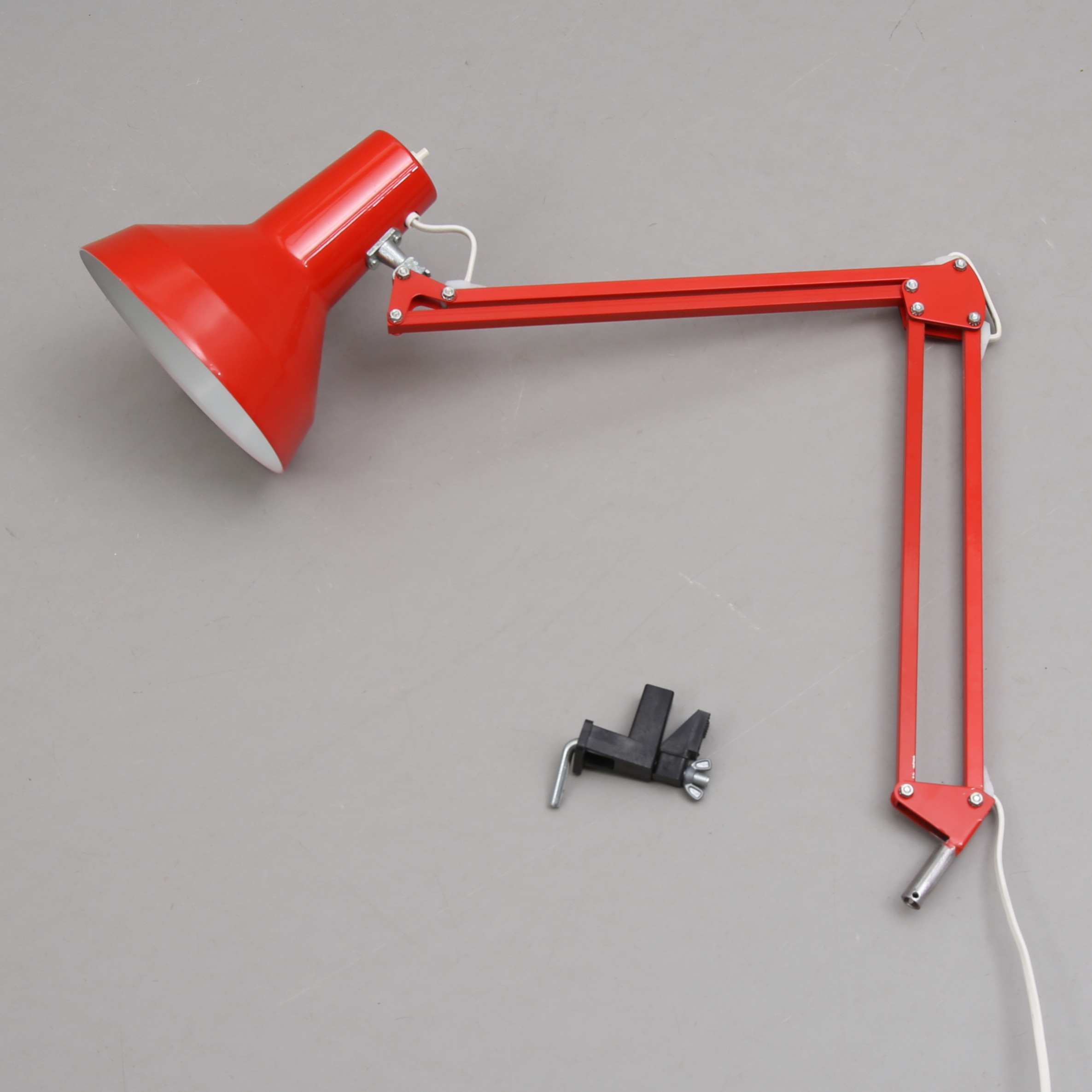 SKRIVBORDSLAMPA, röd plåt, modell A-112, Pileprodukter, Landskrona.