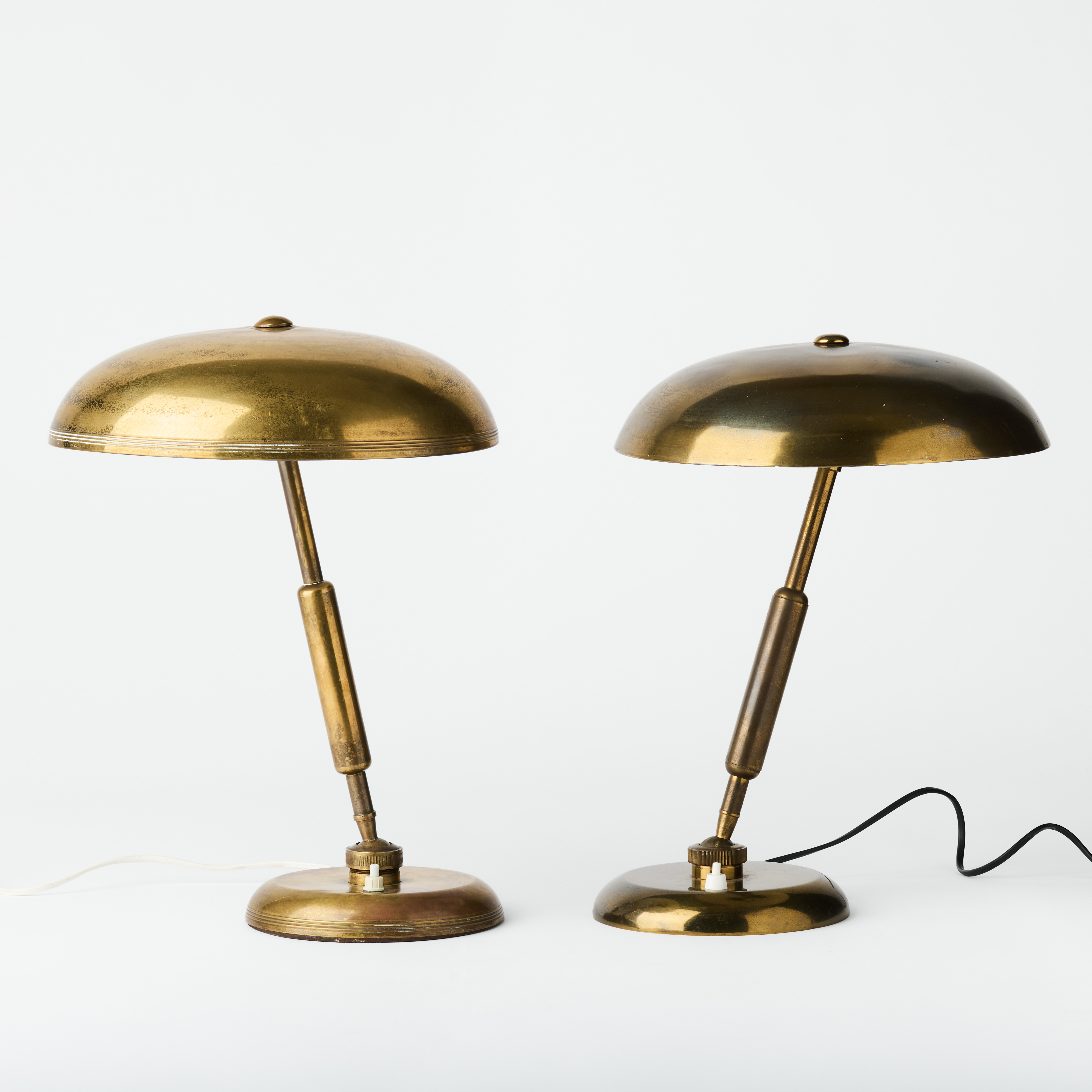 GIOVANNI MICHELUCCI. Bordslampor, två stycken, snarlika, Lariolux, Italien, 1940-tal, mässing, med reglerbara pelare och skärmar.