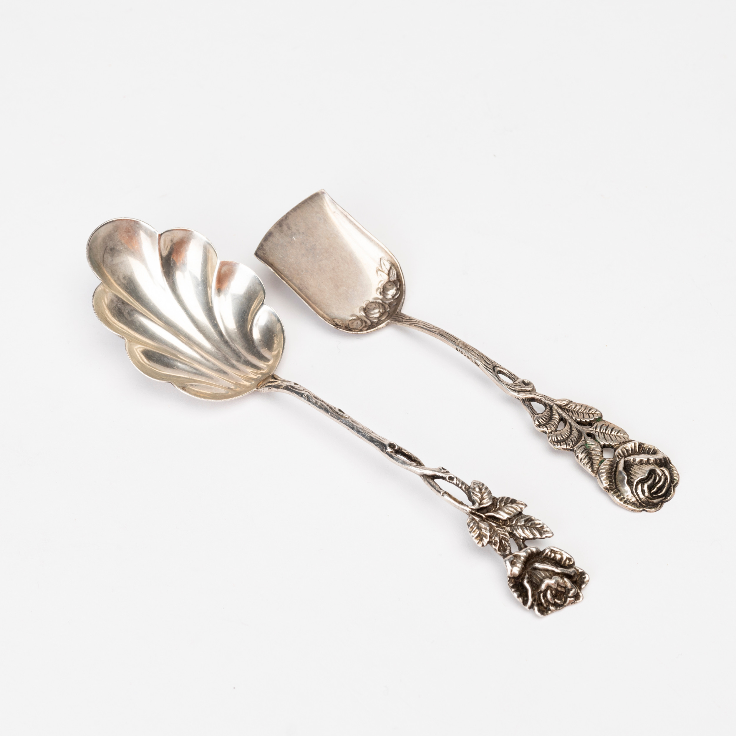 SERVERINGSSKEDAR, 2 st, silver, rosdekorerade skaft, svenska importstämplar.