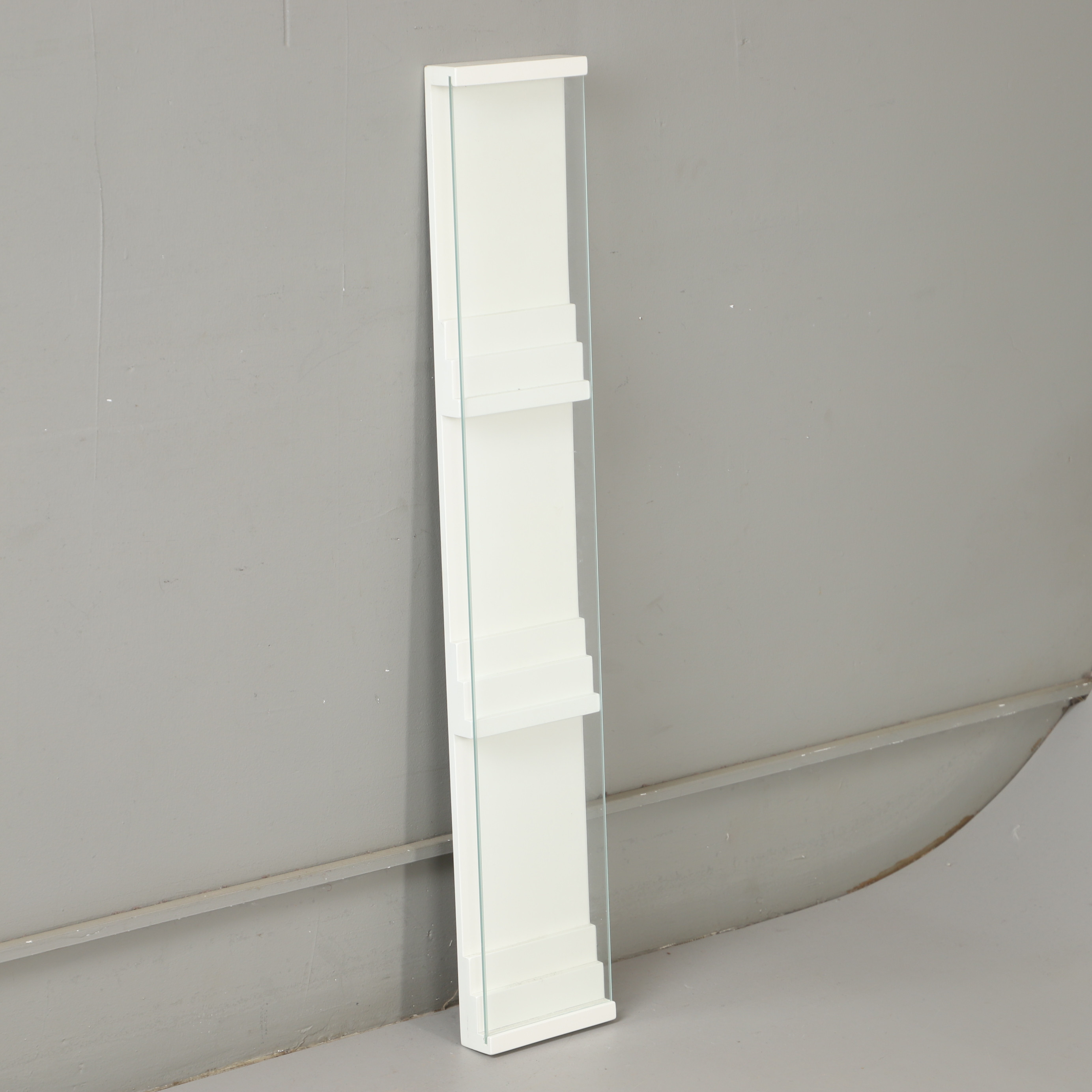 TIDNINGSSTÄLL, "Face" vitmålad, Art dust.