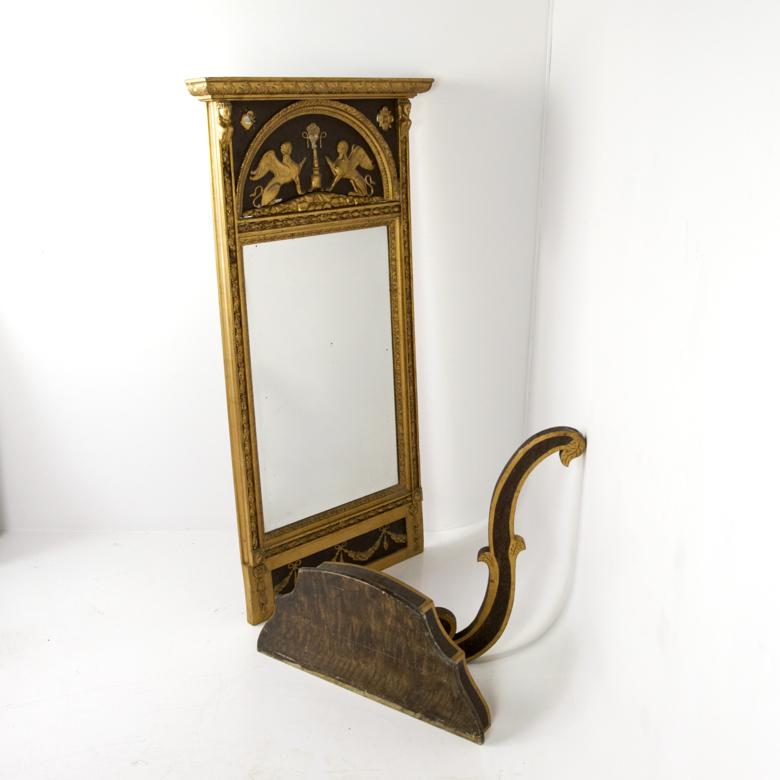 SPEGEL med TRYMÅBORD, 3 delar, empire, dekorerade med änglar och sfinxer, 1800-tal.