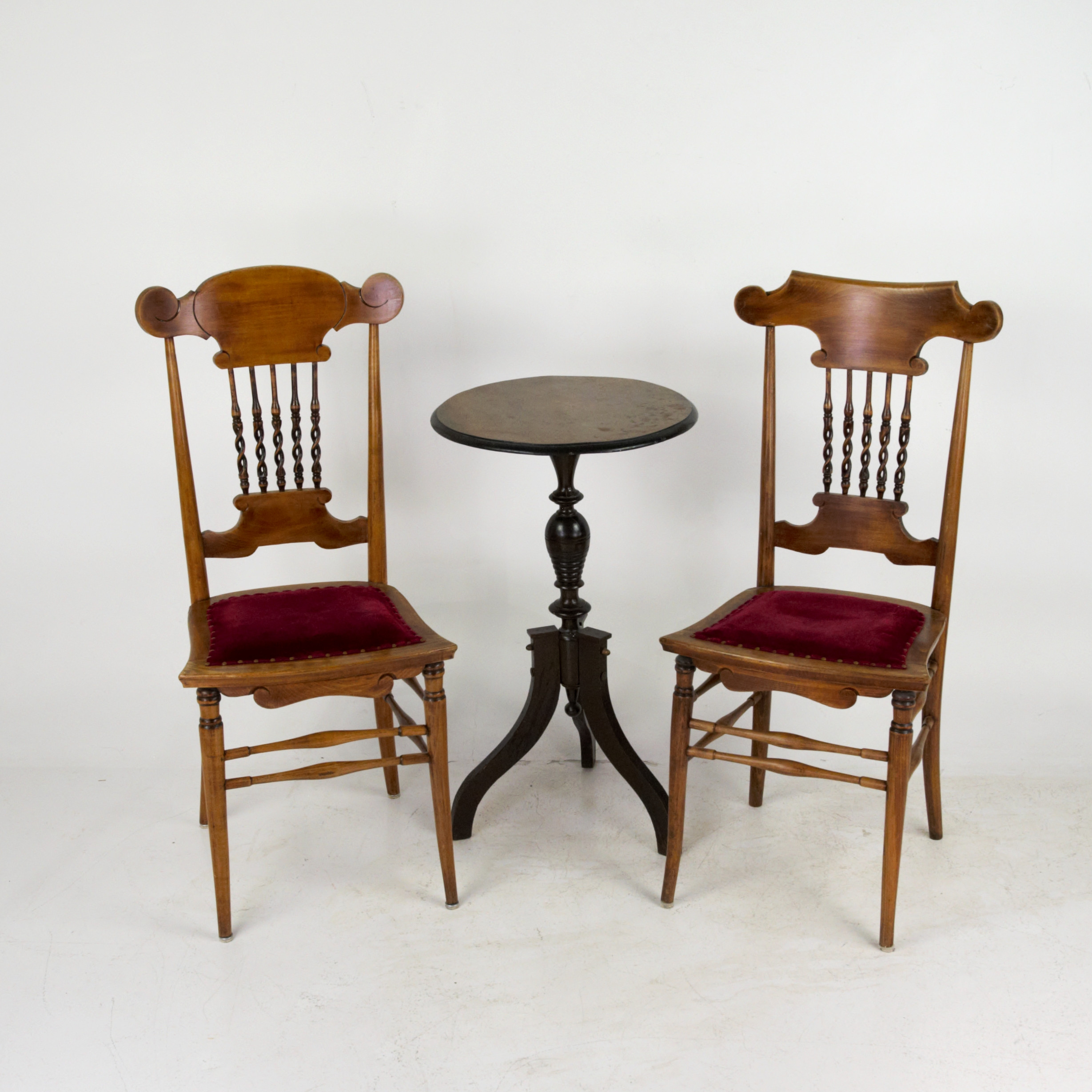 STOLAR och PELARBORD, lackat lövträ, sits klädd med kulspikad sammet, spiralformade ryggpinnar, dubbel tvärslå fram och på sidorna, tidigt 1900-tal.