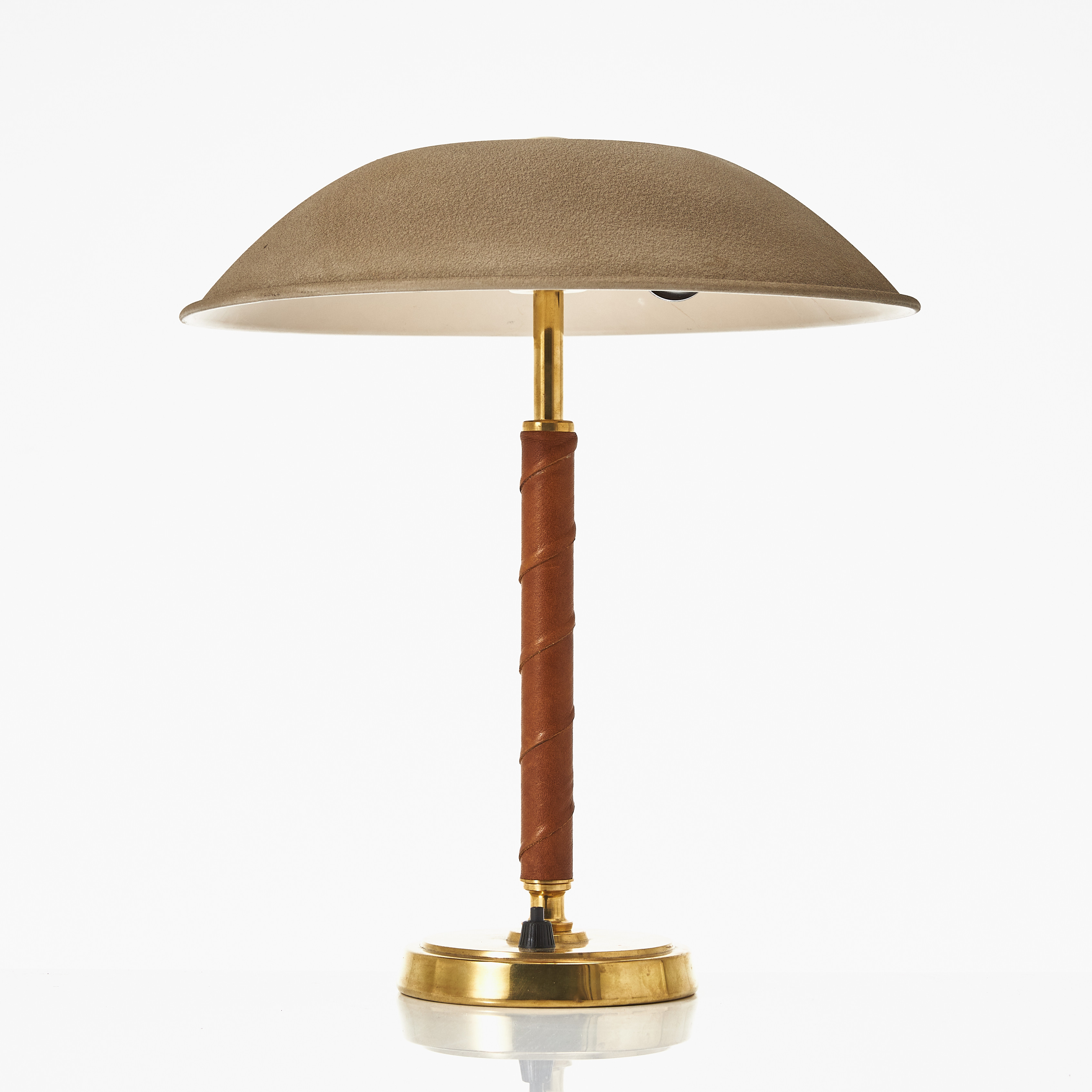 BERTIL BRISBORG. Bordslampa, Nordiska Kompaniet, 1950-tal, Swedish Modern, modellnummer 32391, mässing med läderlindad pelare.