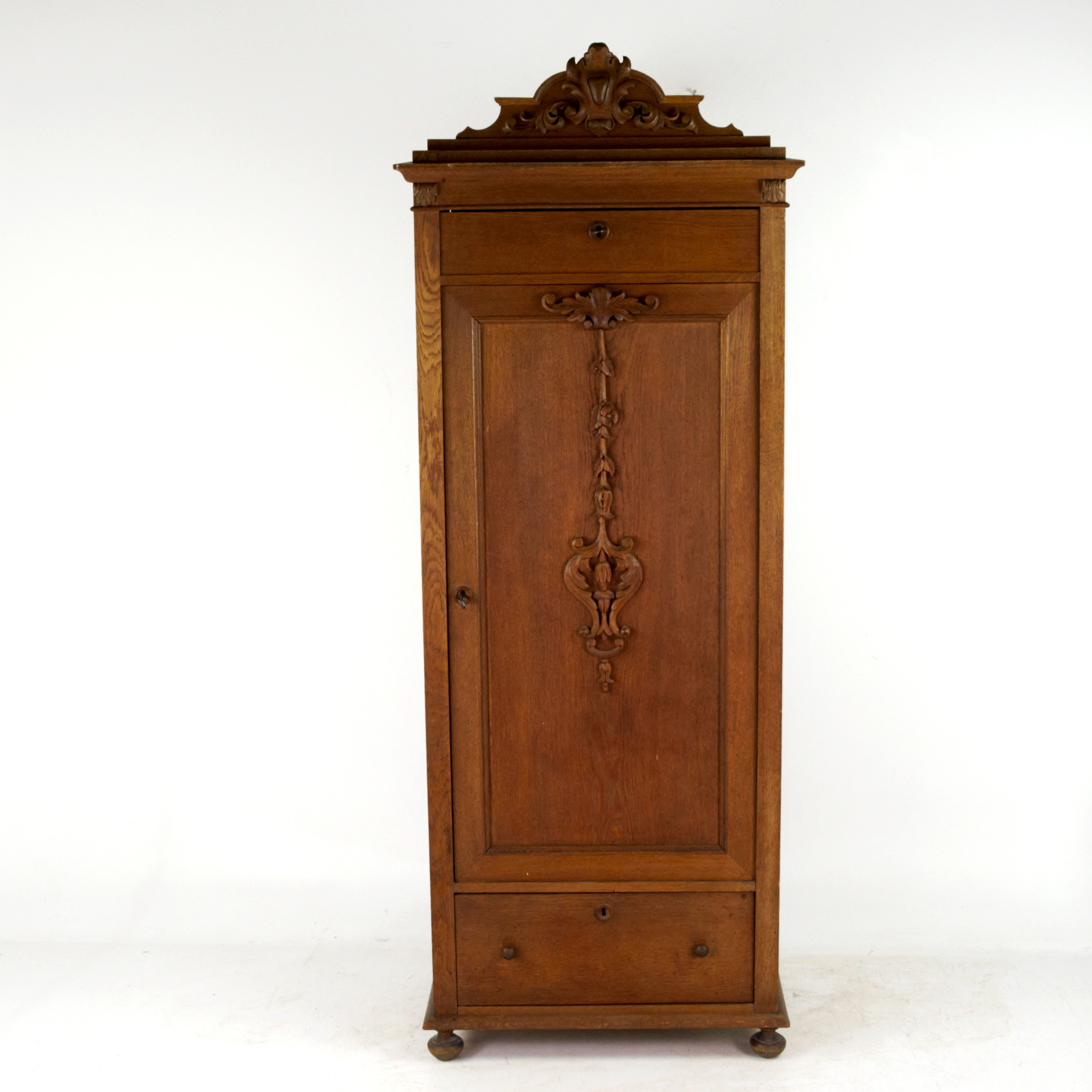 KLÄDSKÅP, ek, skuren dekor, 1900-tal.