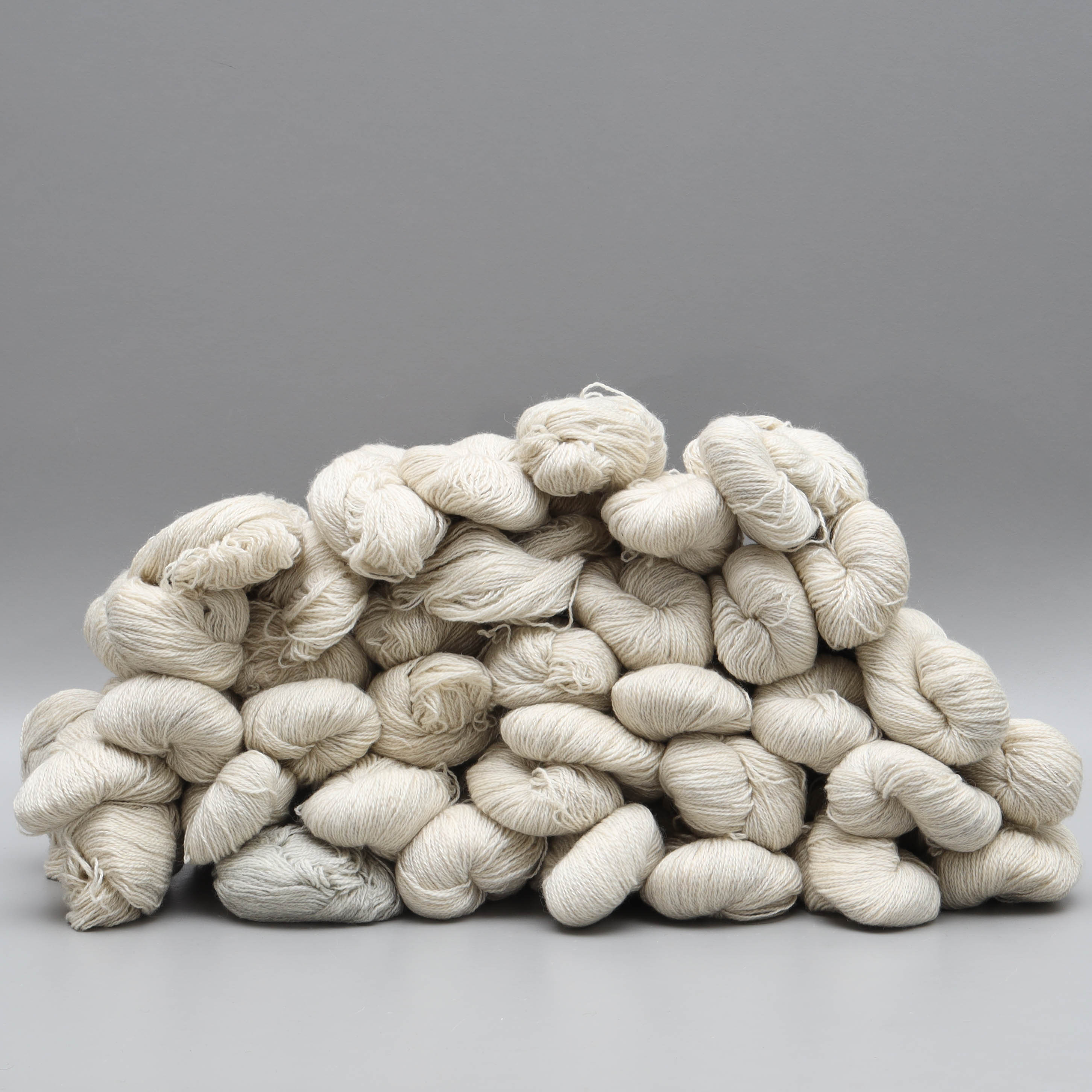 ULLGARN, ca 3,6 kg, gråvit, säljarens egna får.