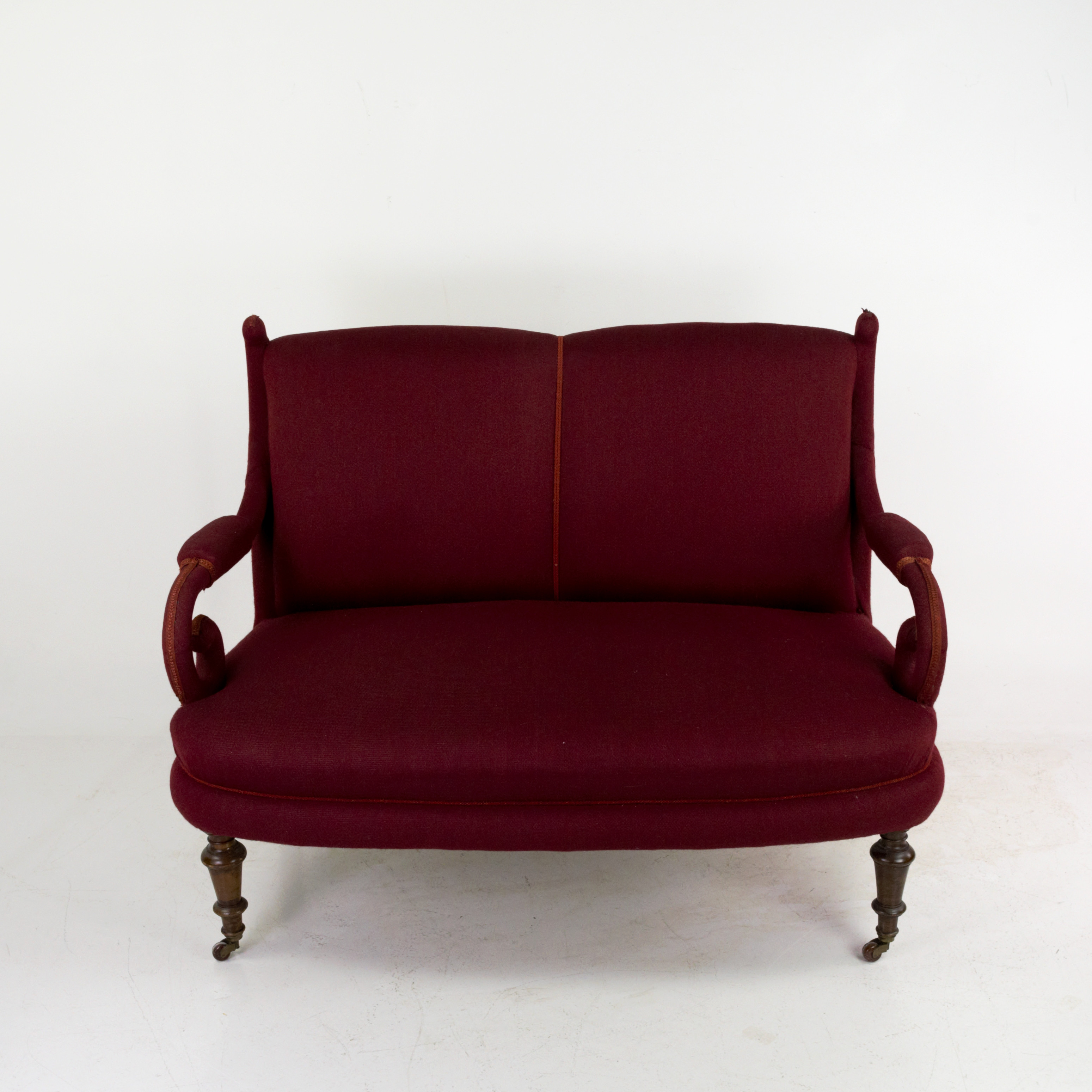 SOFFA, 2 sits, klädd i rött ulltyg, hjultrissor fram, 18/1900-tal.