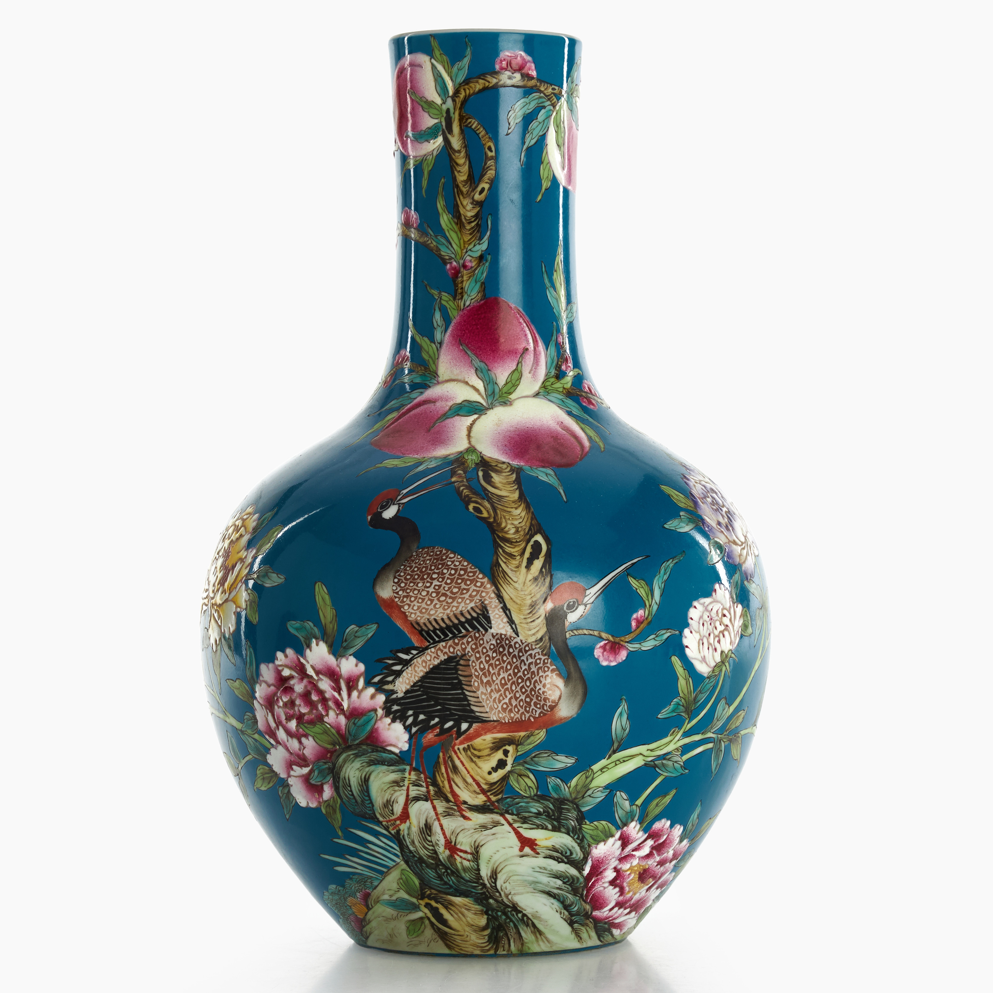 VAS, porslin, Kina, dekor i emaljfärger av persikor, pioner och tranor mot blå fond, modern tillverkning.