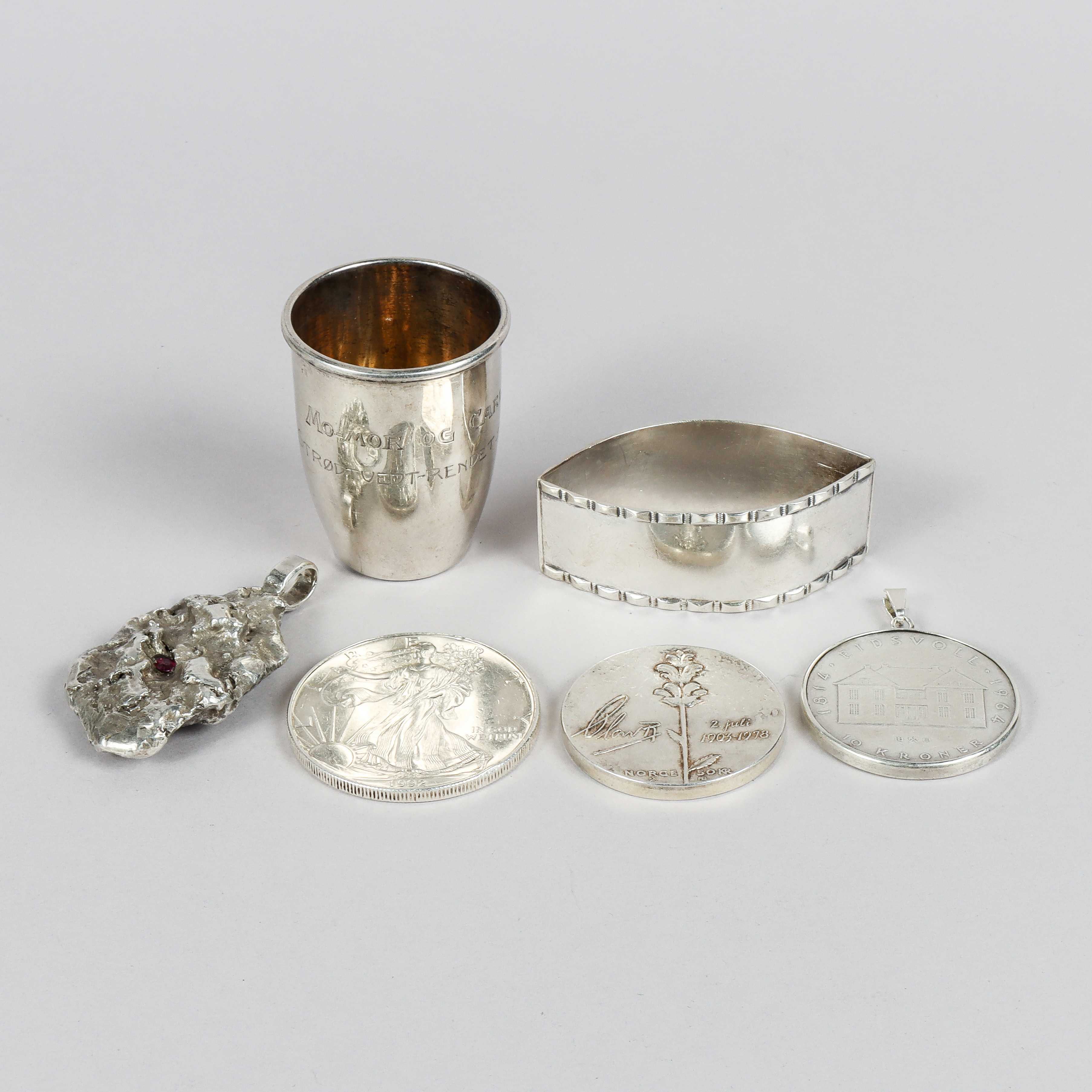 SILVER, mynt och hängen med mera.