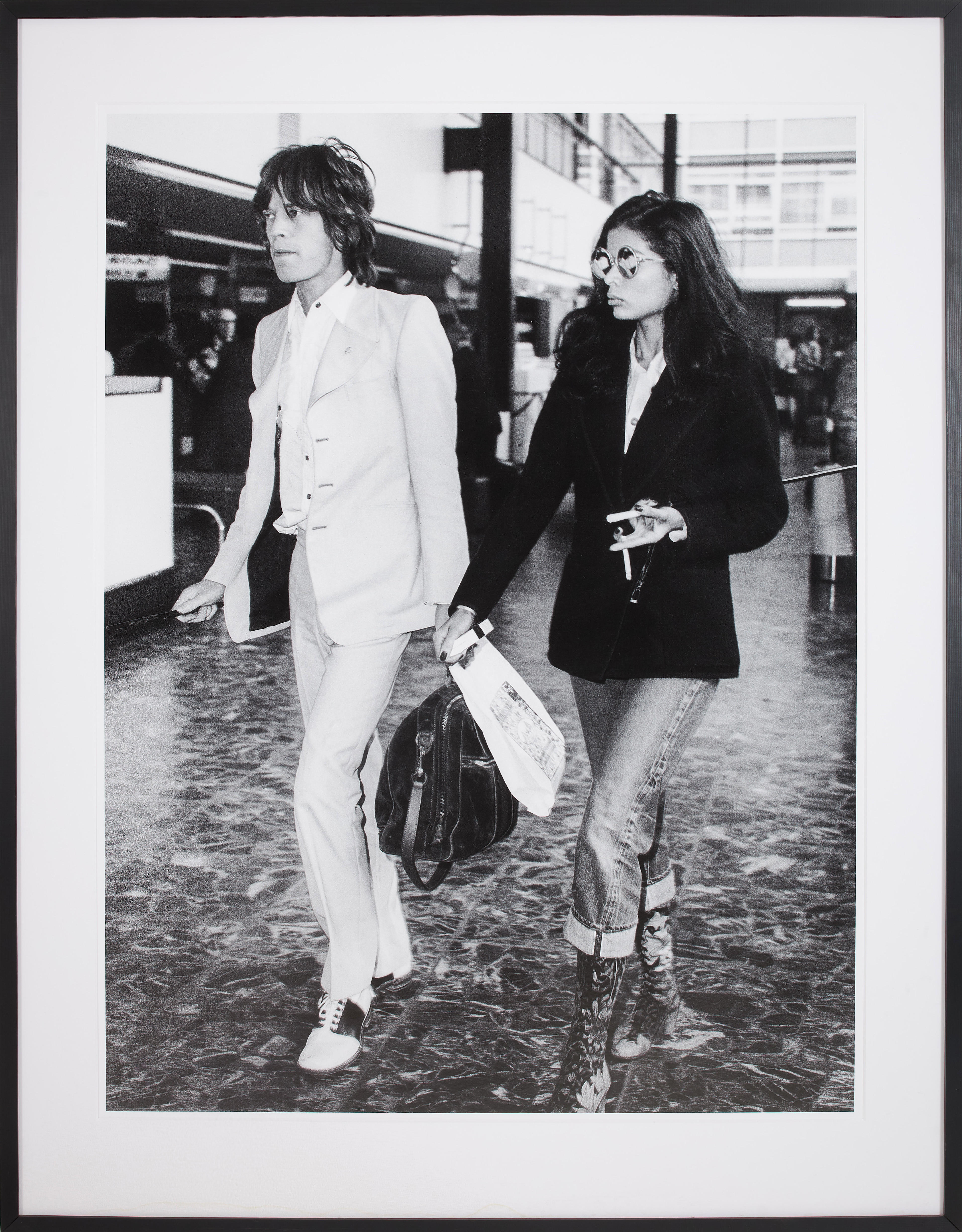 MICK & BIANCA JAGGER. Fotografi, "Whip it up", fine art pigmentprint, Niclas Bildarkiv, á verso med etikett, upplaga om 20 ex, detta nummer 2, daterad 2020.