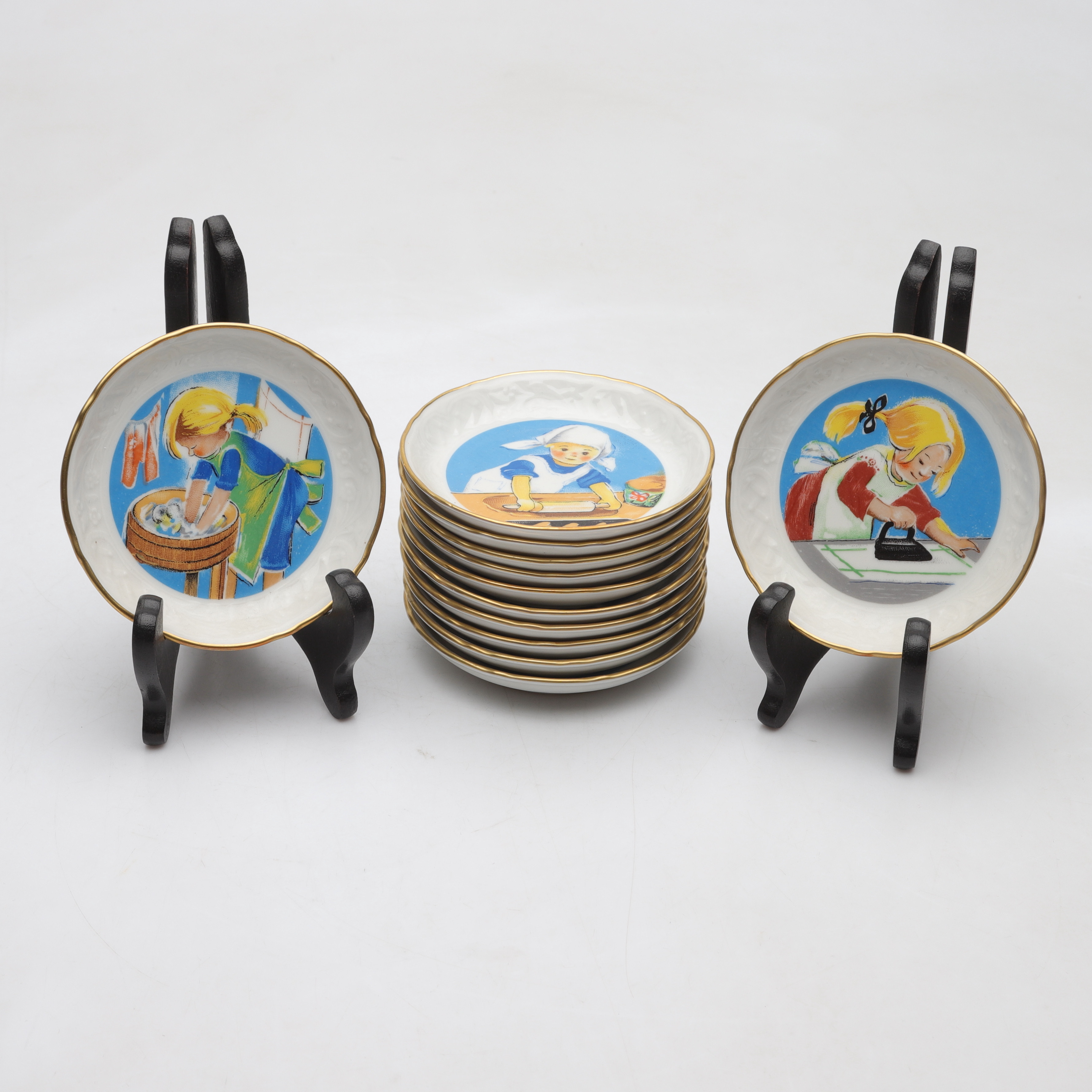 KERSTIN FRYKSTRAND. Samlartallrikar, 12 stycken, porslin, "Veckans Dagar" & "Årets Månader", Kerstin Frykstrand, Bavaria, Schumann Arzberg, Fyrklövern.