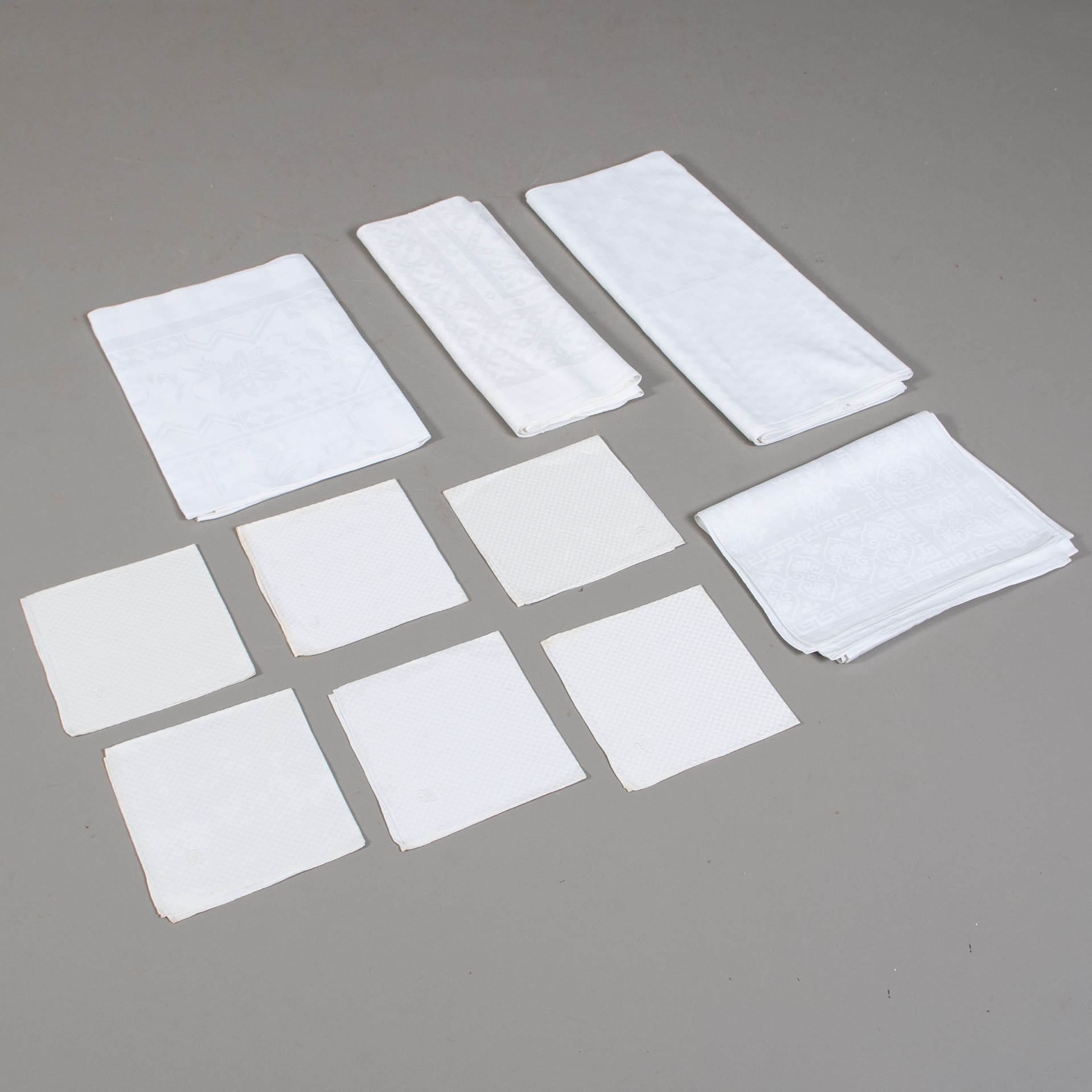 DUKAR OCH SERVETTER, linne och linnedamast, 10 delar.