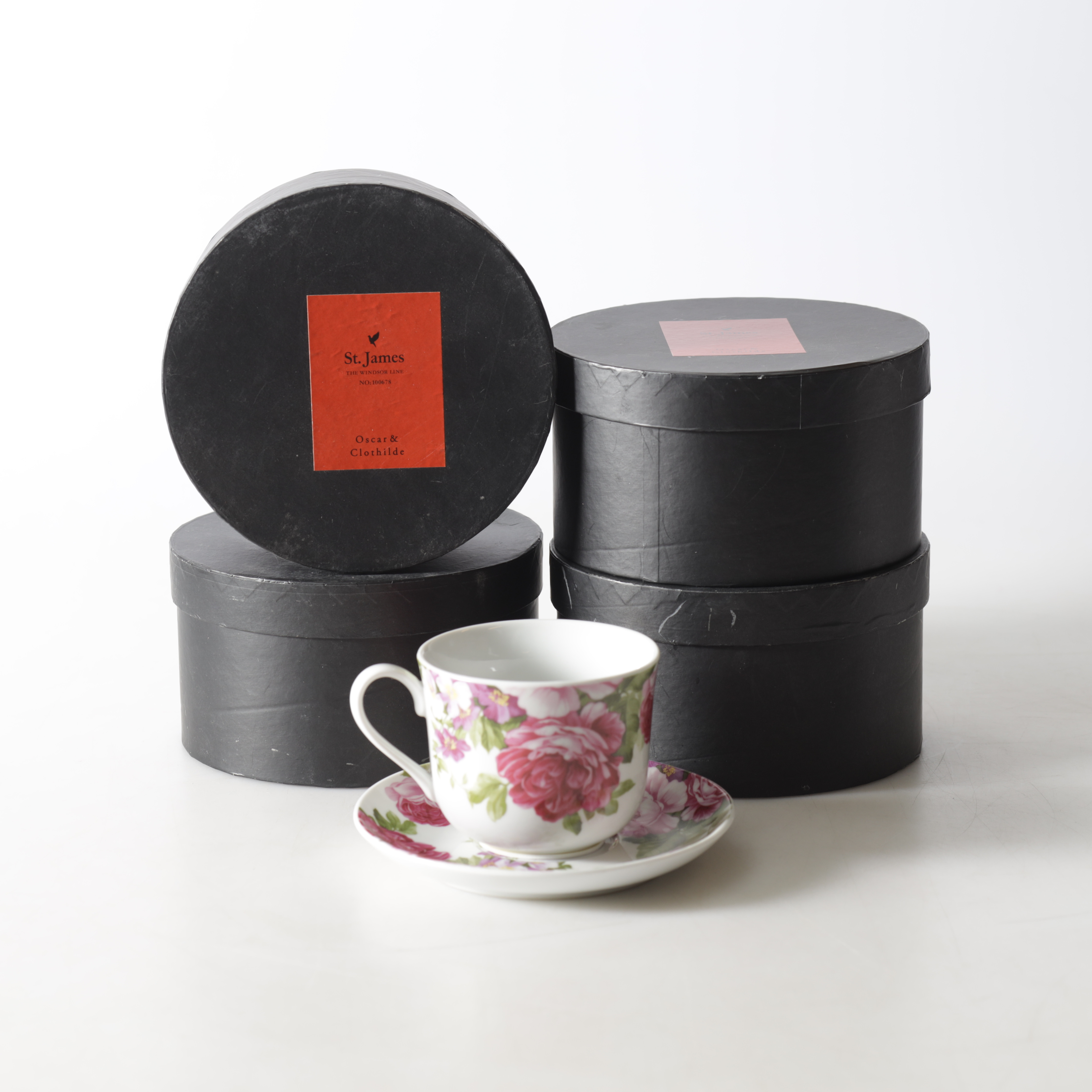 TEKOPPAR, med fat, 4 st. Porslin, "St. James The Windsor line", Oscar & Clothilde, samtida.