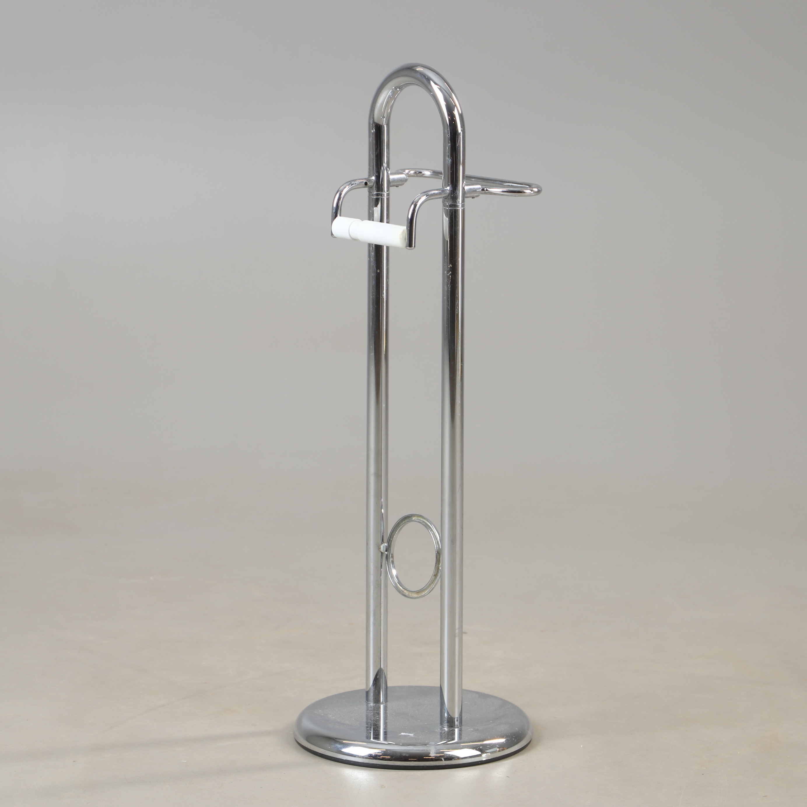 FRISTÅENDE TOALETTPAPPERSHÅLLARE, kromad metall, samtida.