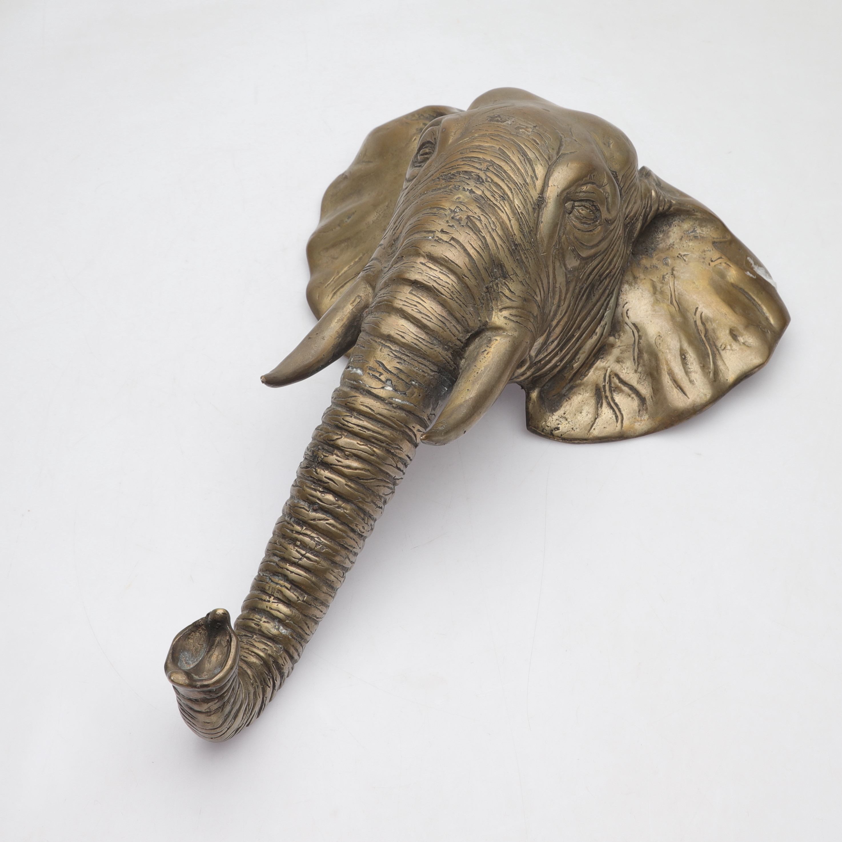 VÄGGDEKORATION, Elefant, vitmetall, 1900-tal.