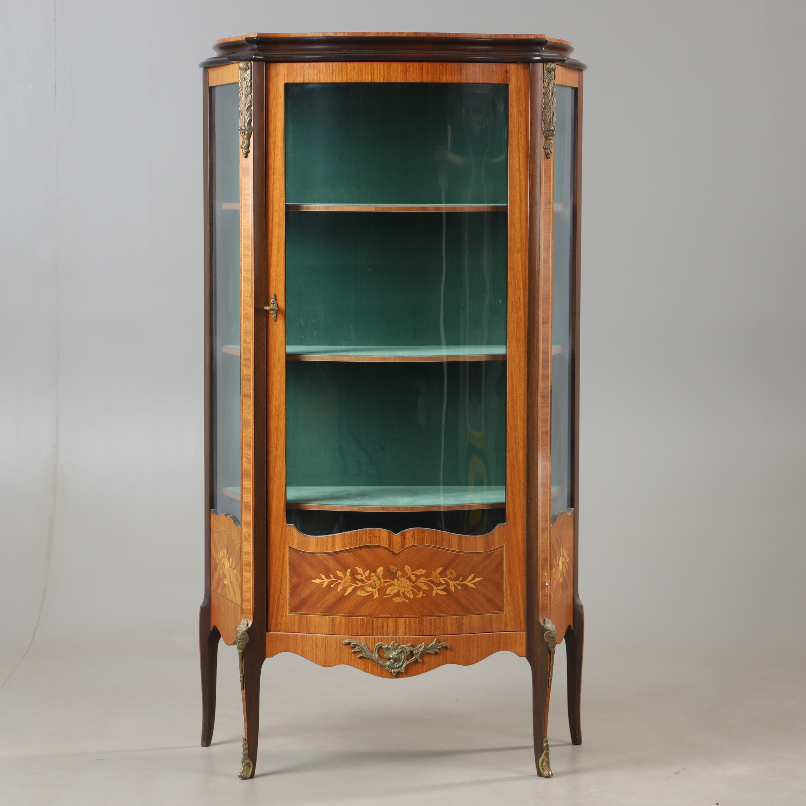 VITRINSKÅP, intarsia med bronser, gustaviansk stil.