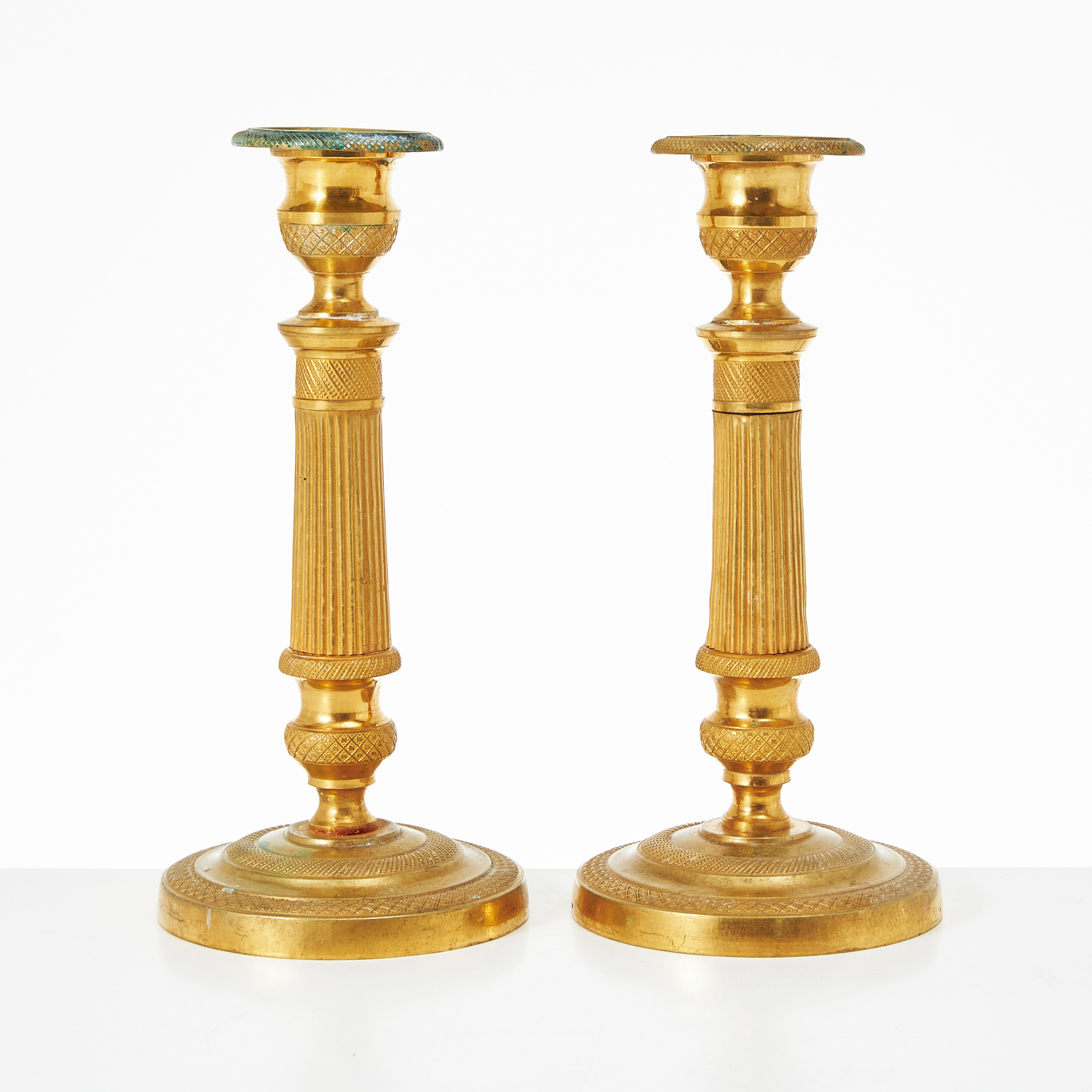 LJUSSTAKAR, ett par, empirestil, tillverkade vid 1800-talest slut, förgylld mässing, kannelerade skaft.