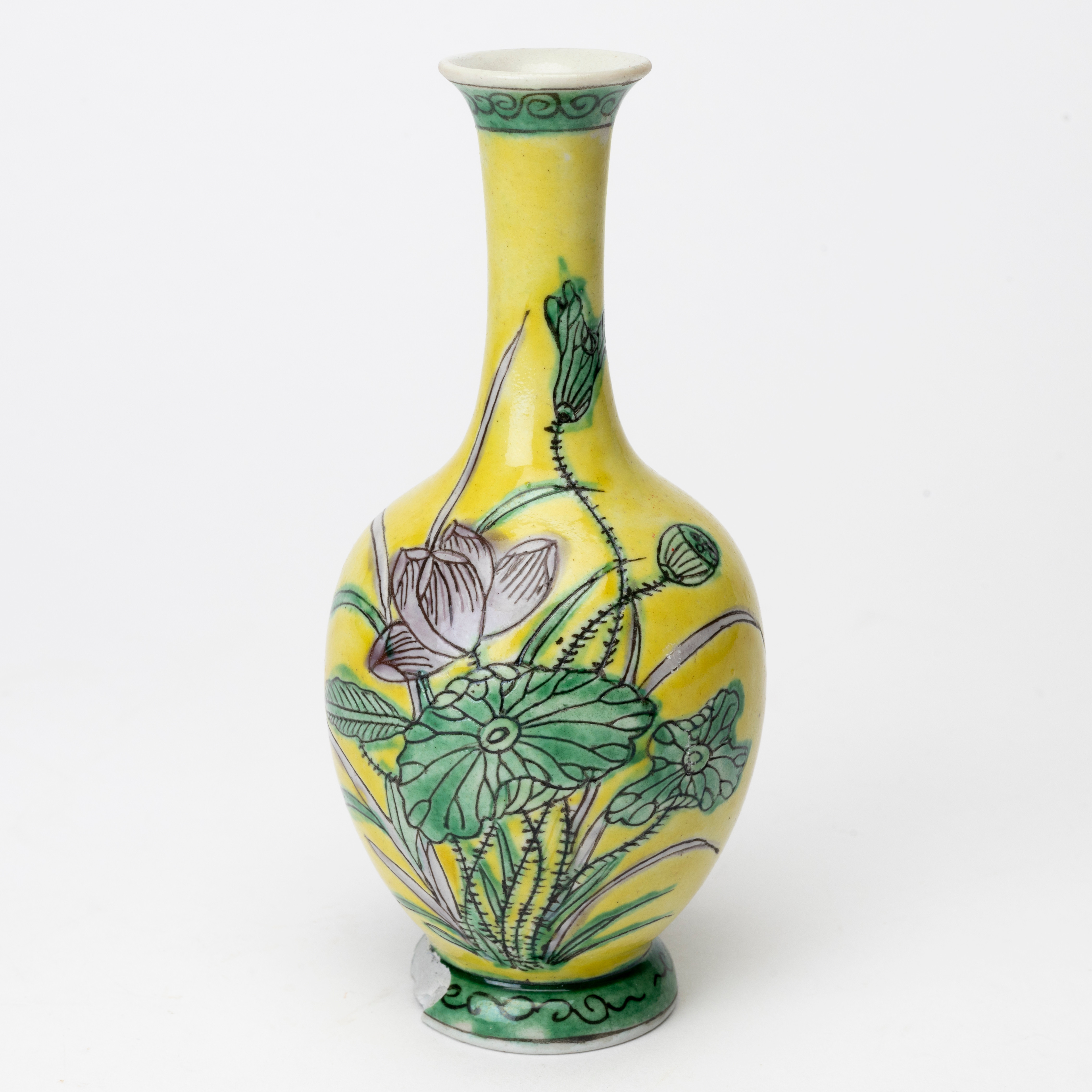 VAS, biskviporslin, sancai, bär kangxi 4 karaktärsmärke.