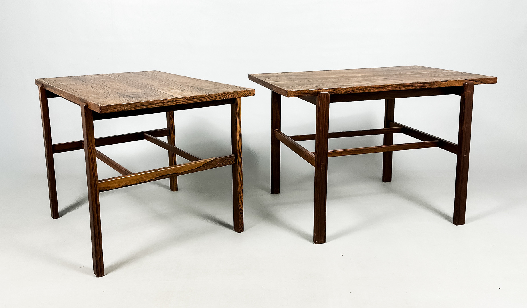 BORD, ett par, rosenträ, faner, 1900-talets mitt.