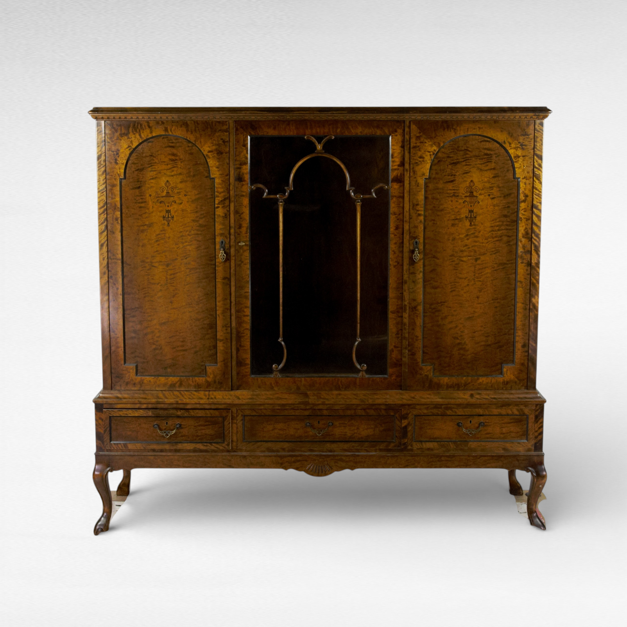 VITRINSKÅP, brunbonad björk med intarsia, Chippendale stil, 1930/40-tal.