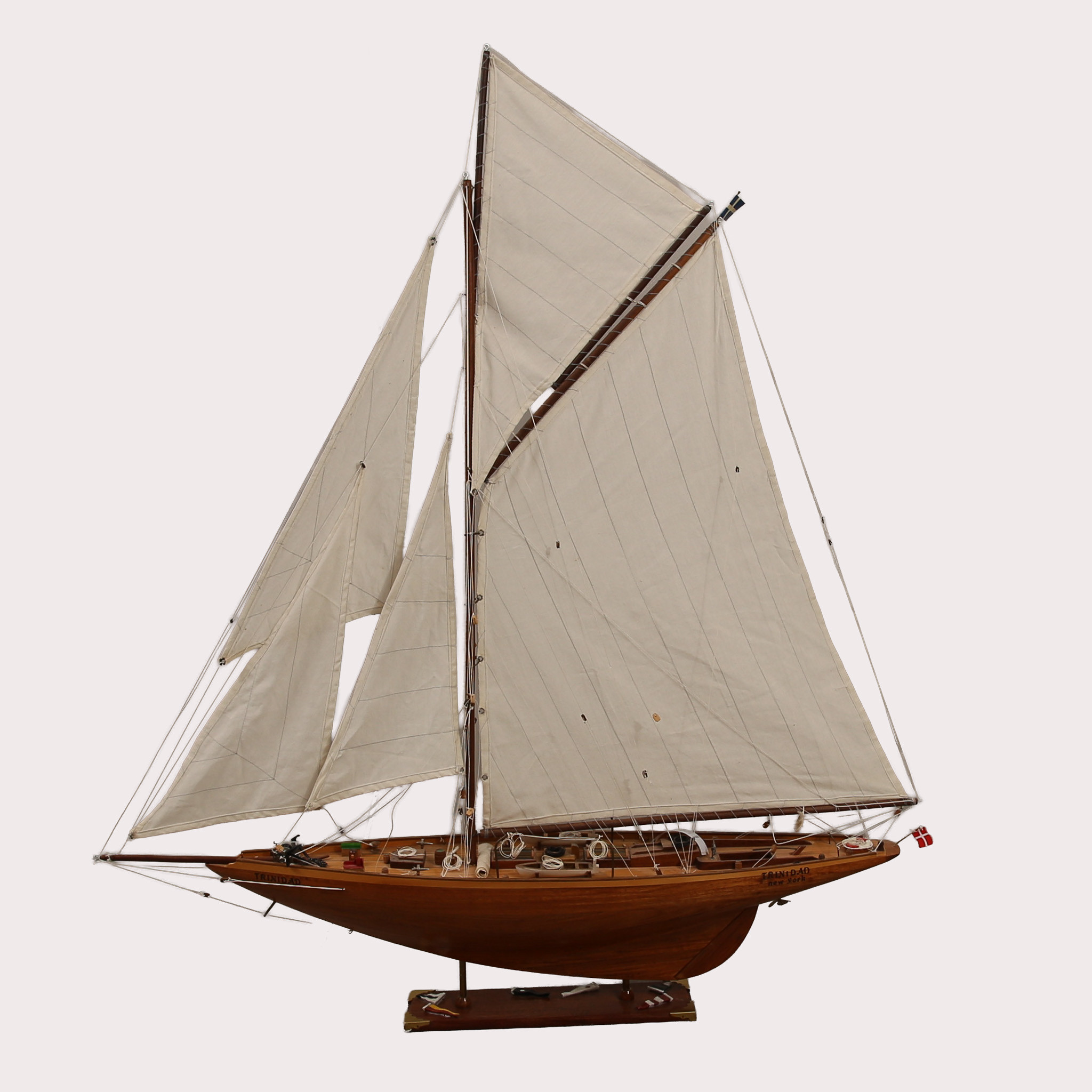 FARTYGSMODELL, trä, havskryssare, "Trinidad". 1900-talets sista fjärdedel.