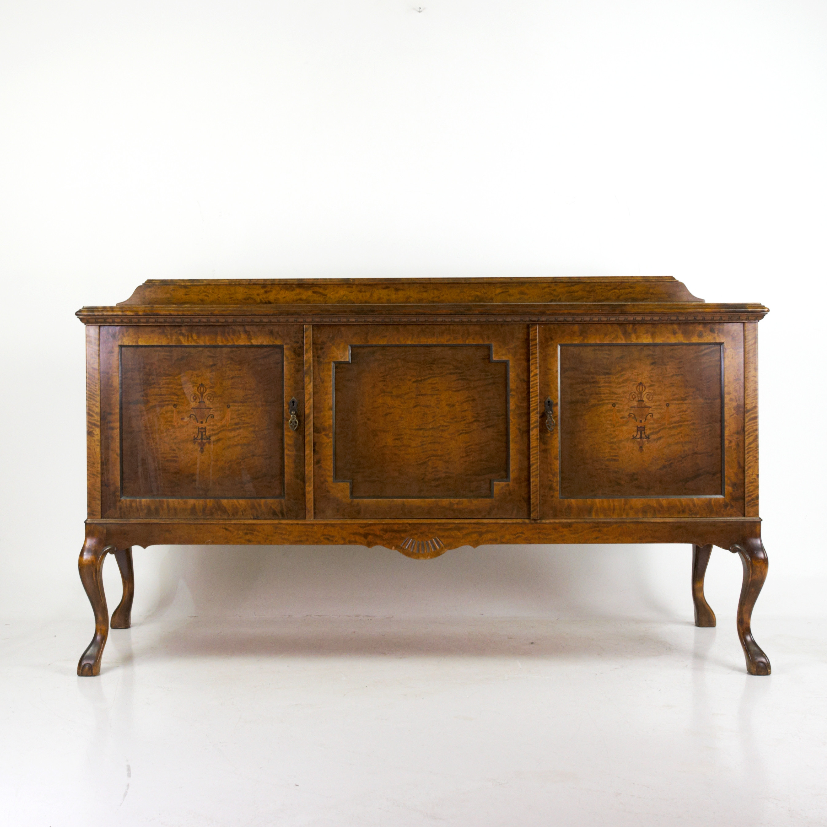 SKÄNK, brunbonad björk med intarsia, Chippendale stil, 1930/40-tal.