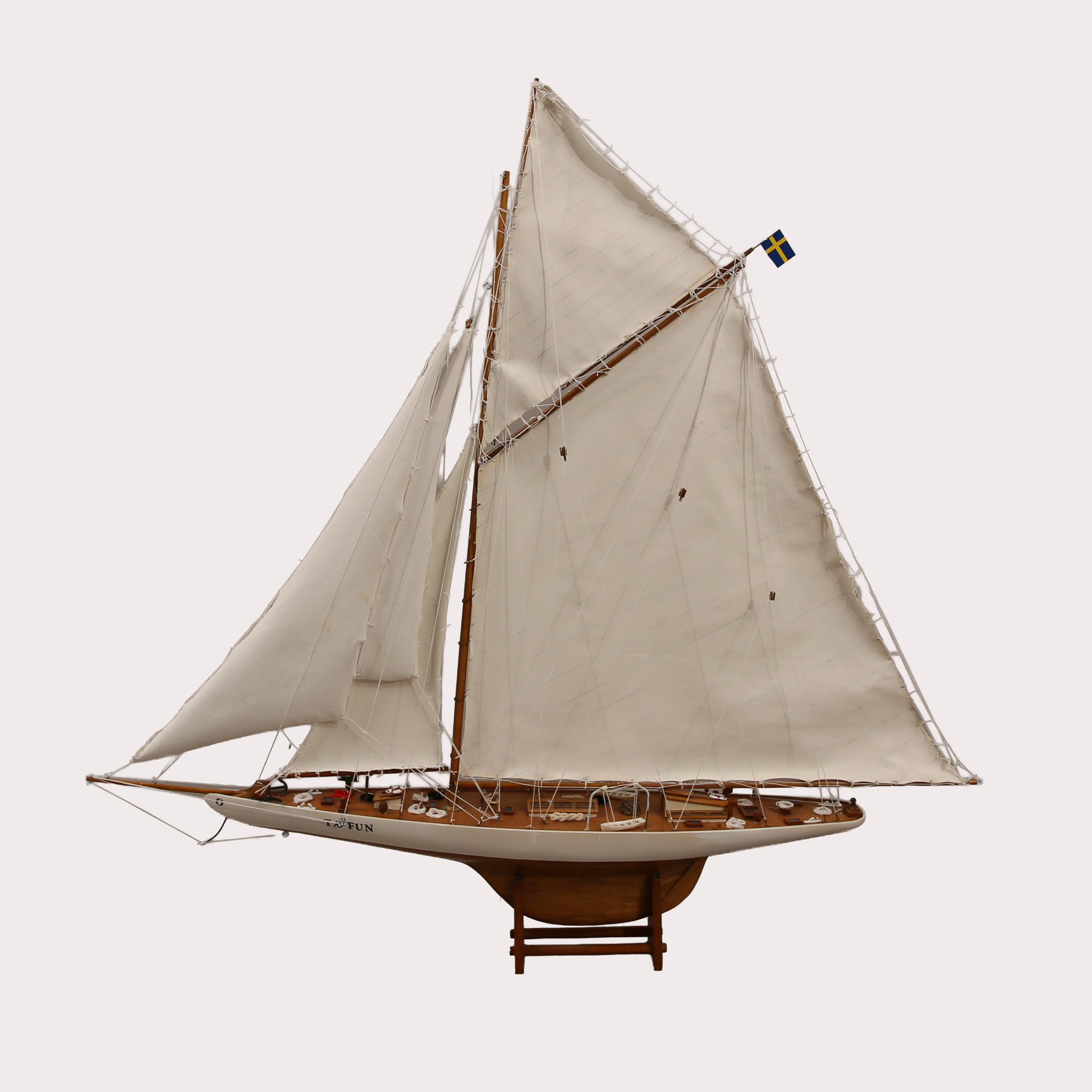 FARTYGSMODELL, trä, havskryssare, "Tajfun". 1900-talets sista fjärdedel.