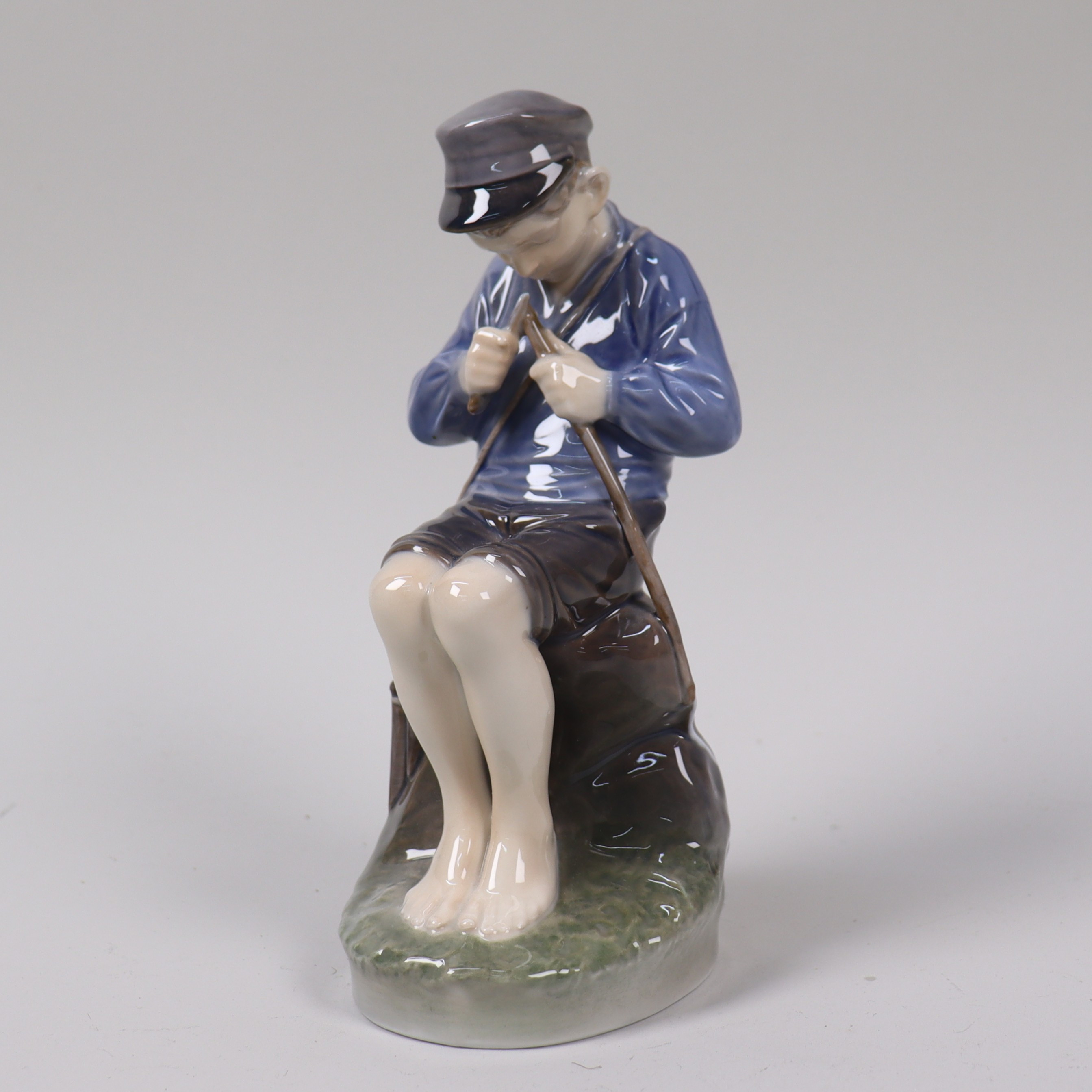 FIGURIN, Christian Thomsen för Royal Copenhagen, # 905, täljande herdepojke.