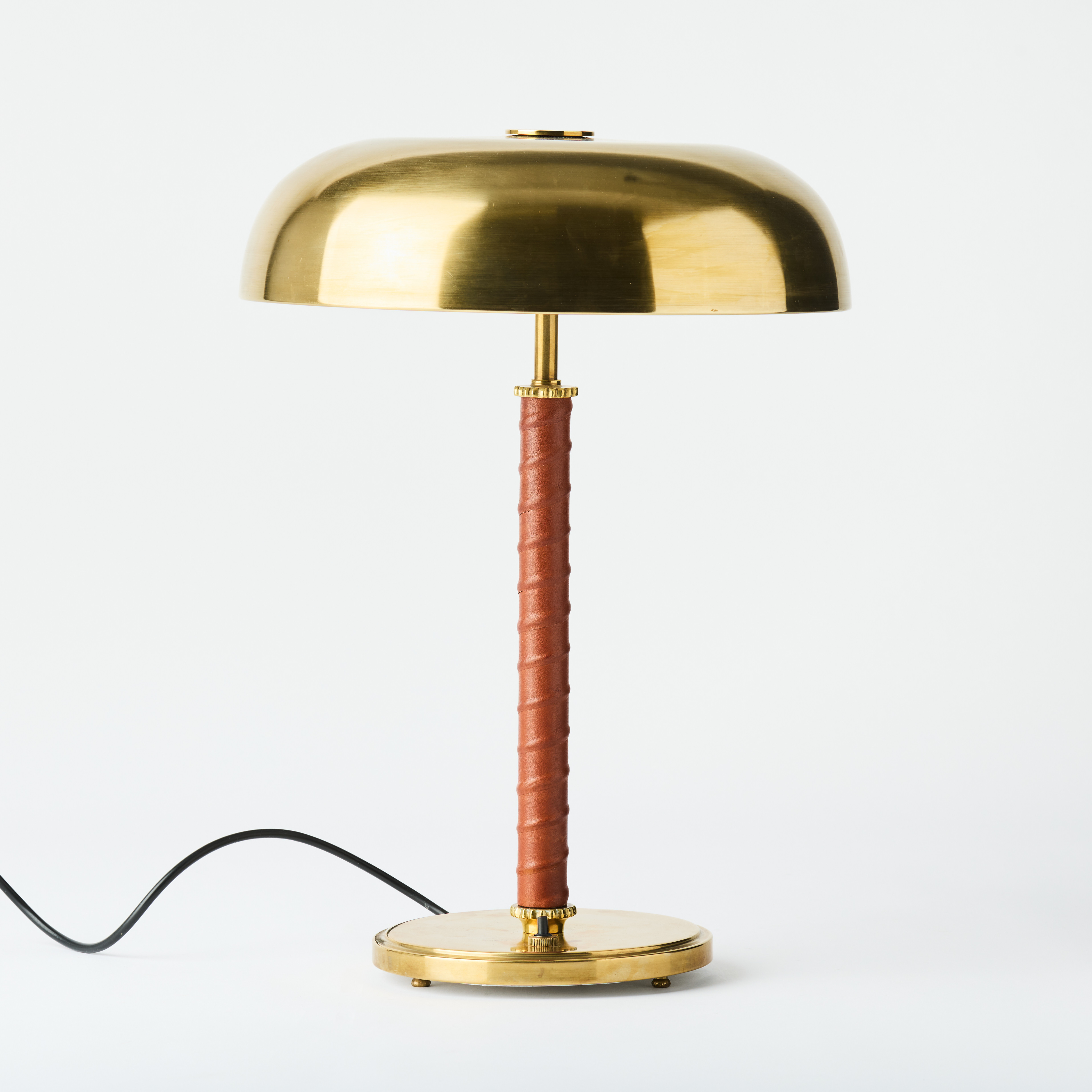 HARALD NOTINI. Bordslampa, Arvid Böhlmarks Lampfabrik, 1950-tal, Swedish Modern, modell 15371, mässing med läderlindad pelare.