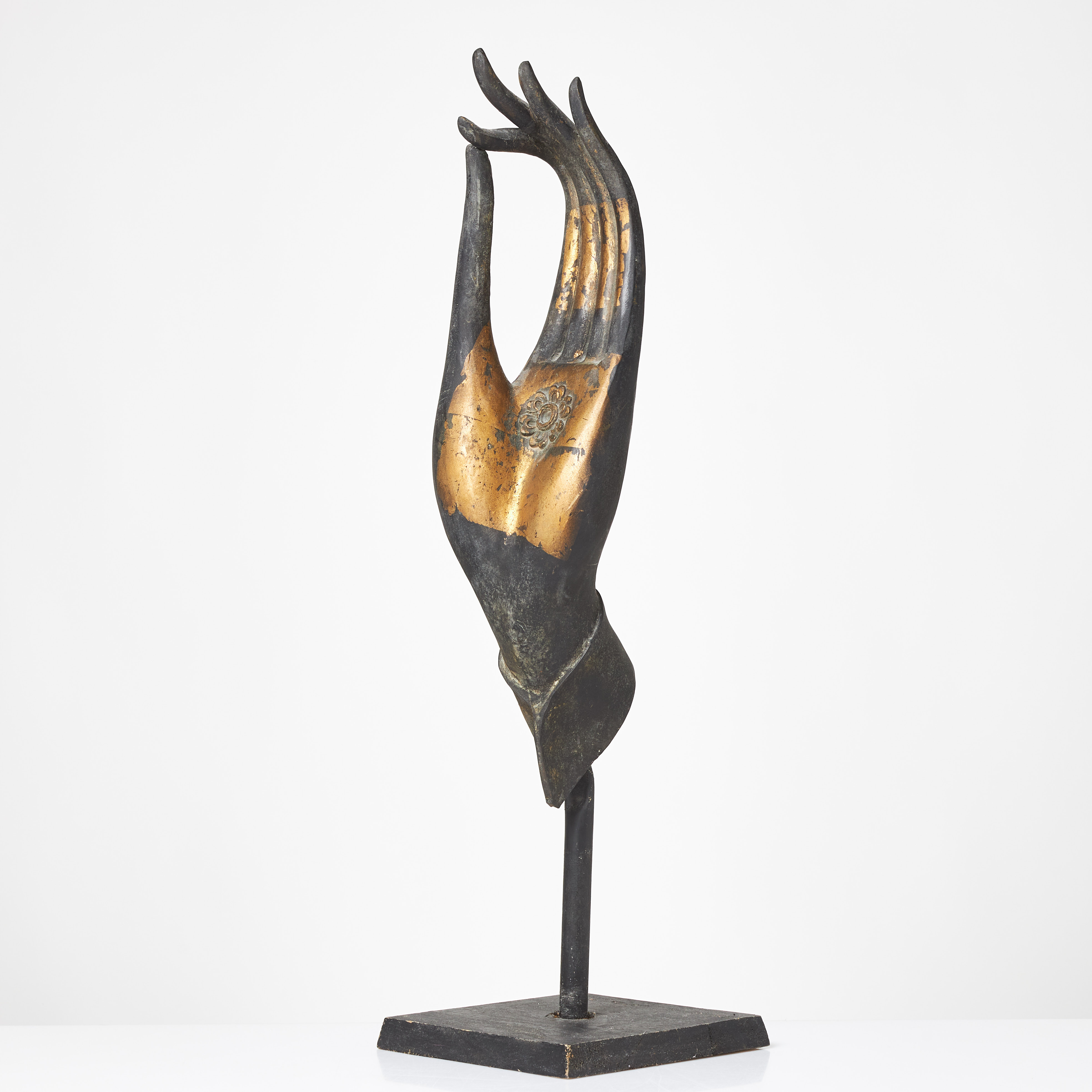 SKULPTUR. Buddhas hand, brons, monterad på träsockel.