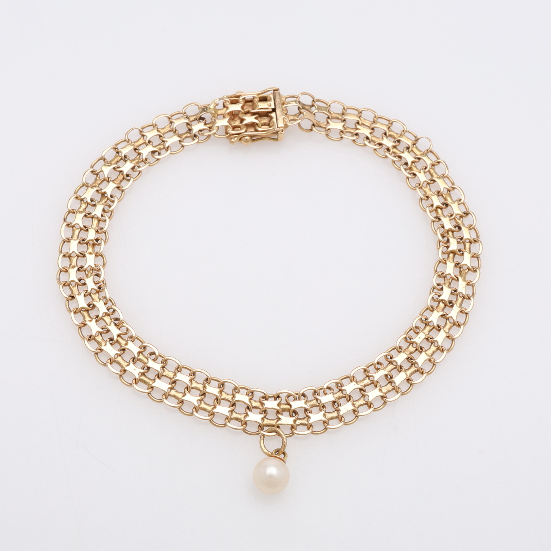 MARGIT KRABO. ARMBAND MED PÄRLBERLOCK, 18K GULD, NORRMALMS GULDSMEDSAFFÄR, STOCKHOLM, 1964. CA. 9,6 G.