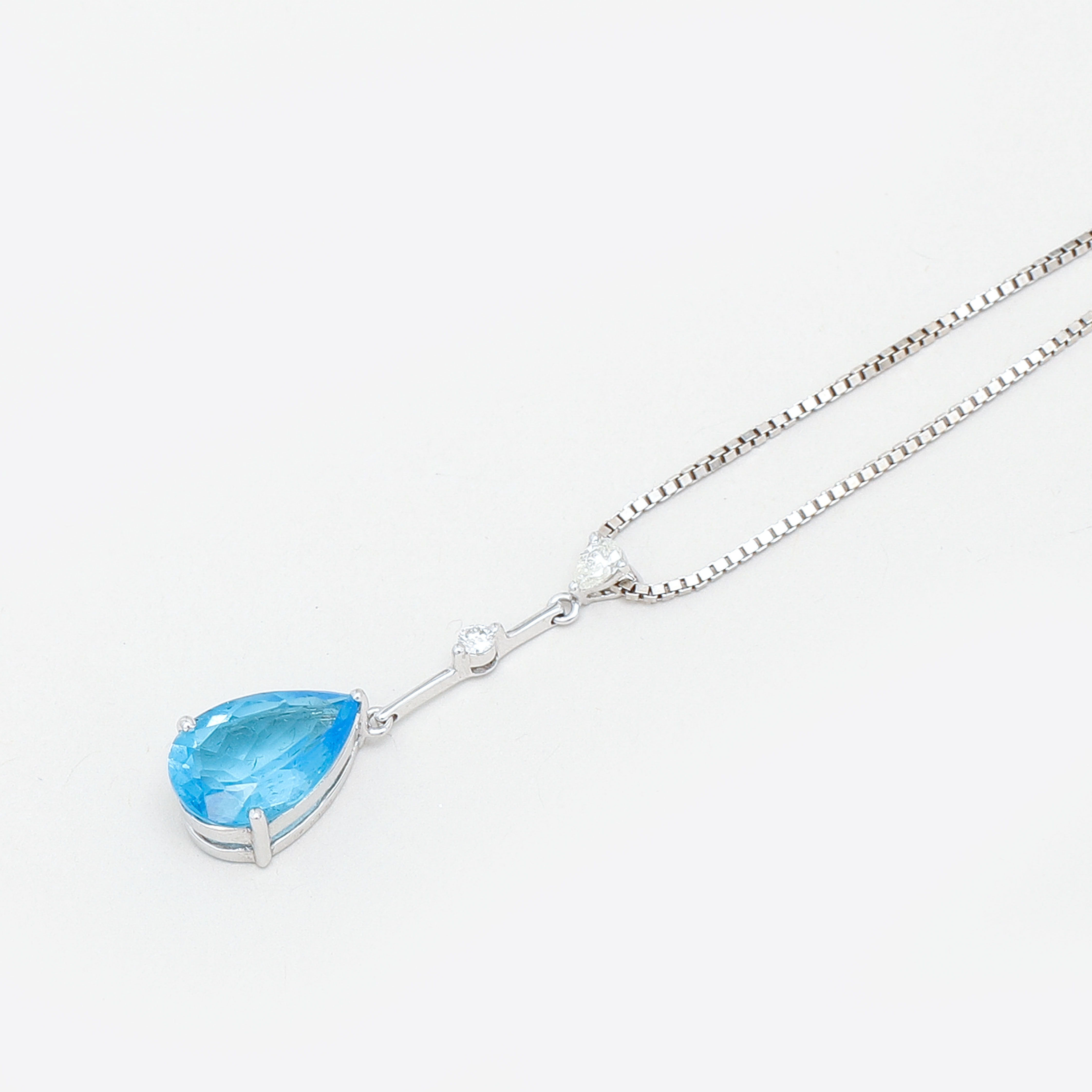 HÄNGE samt KEDJA, 18k vitguld, droppslipad blå sten, diamanter 0,05 ct, totalvikt ca 5,2 gram.