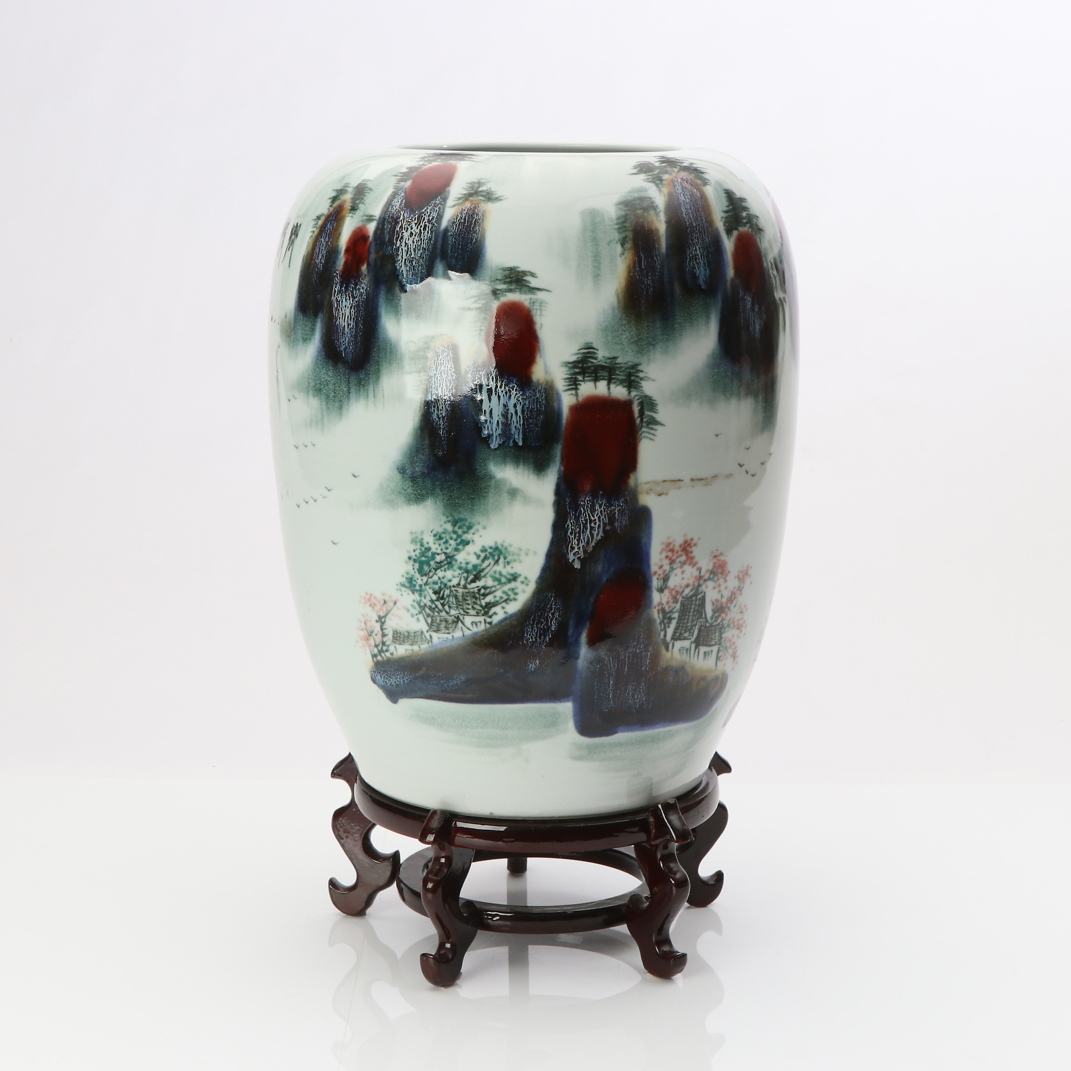 VAS. Porslin med landskapsmotiv. På träställ. Kina, samtida tillverkning.