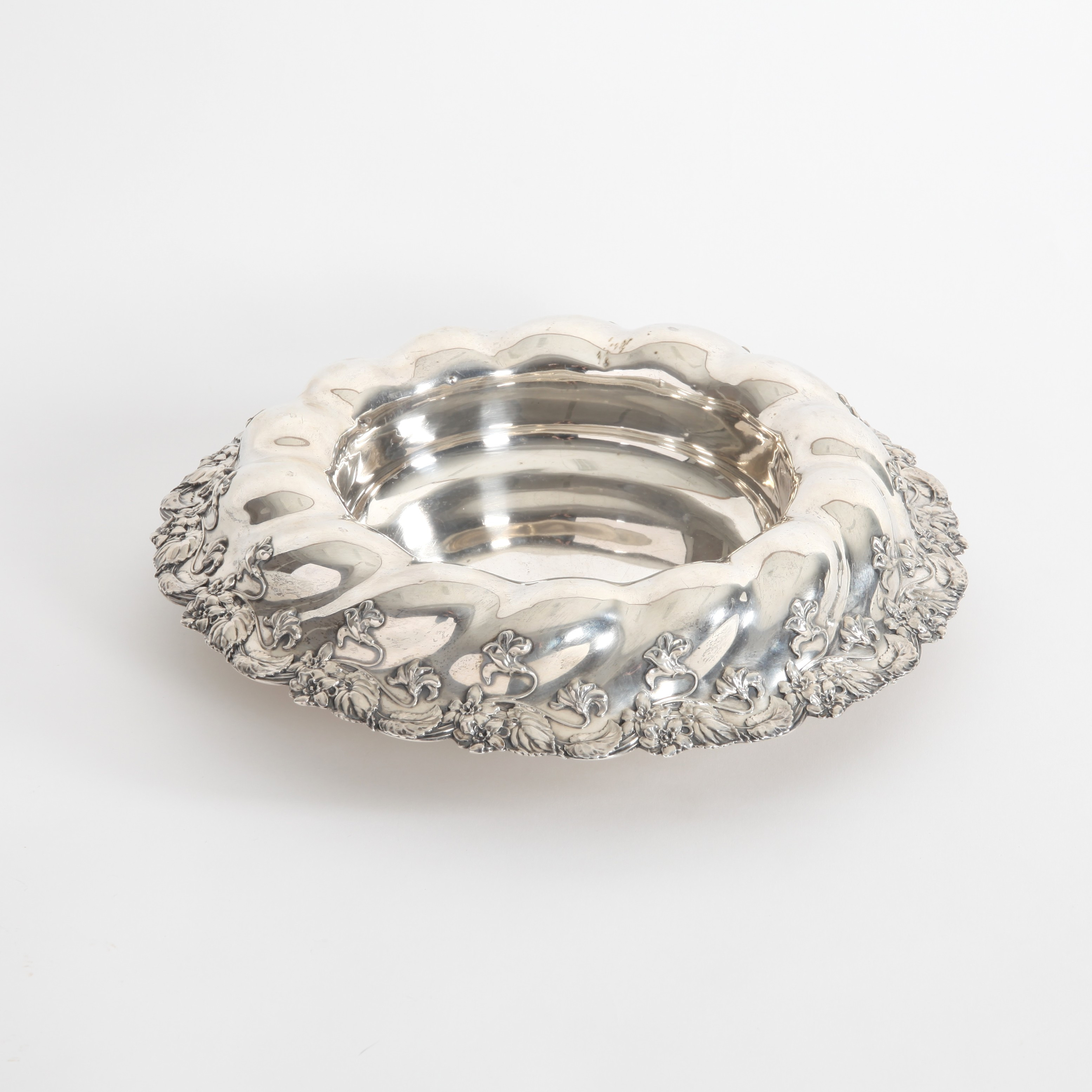 SILVERSKÅL PÅ FOT, diameter 34 cm, sterling, England, 1800-tal.