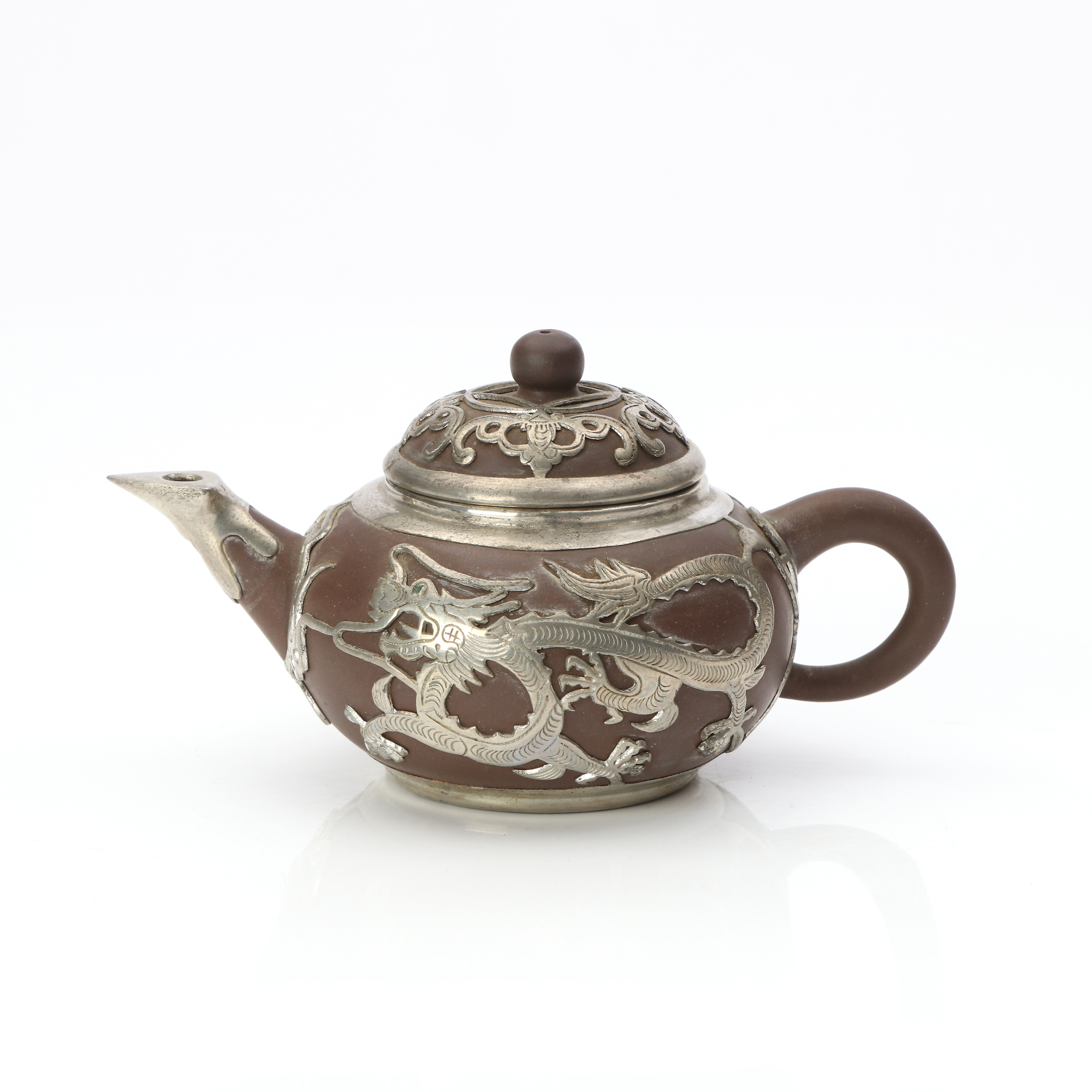 TEKANNA. Yxing med tenndekor. Kina, 1900-tal. Märkt undertill.