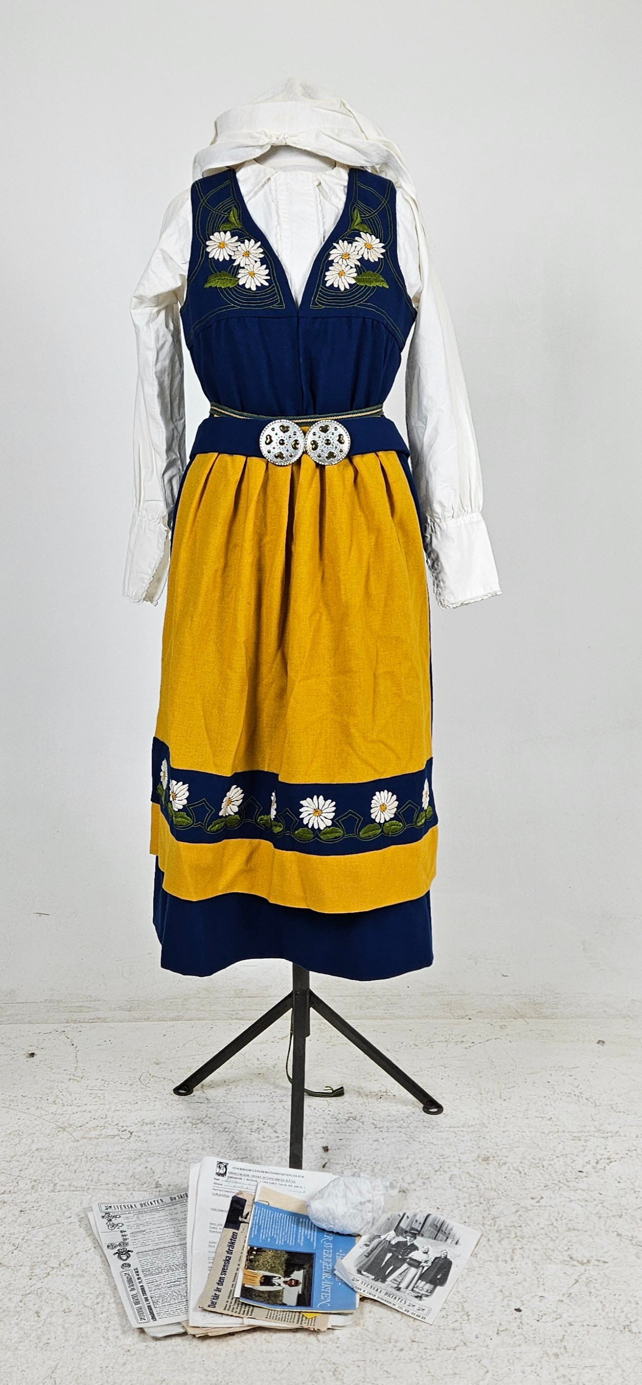 FOLKDRÄKT, 6 delar, Sverigedräkten, Stockholms läns hemslöjdsförening.