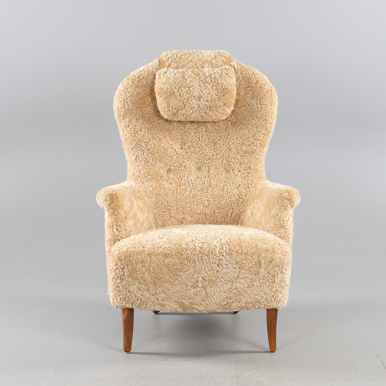 CARL MALMSTEN. Fåtölj, "Farmor", klädd i fårskinnspäls Honey.