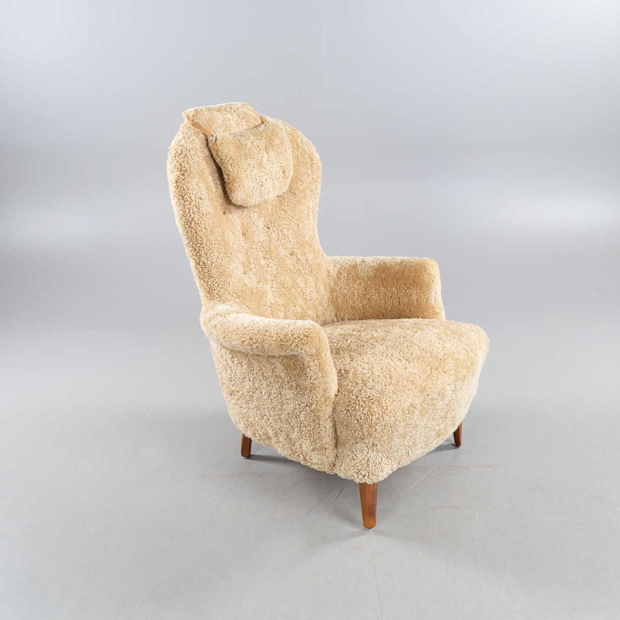 CARL MALMSTEN. Fåtölj, "Farmor", klädd i fårskinnspäls Honey.