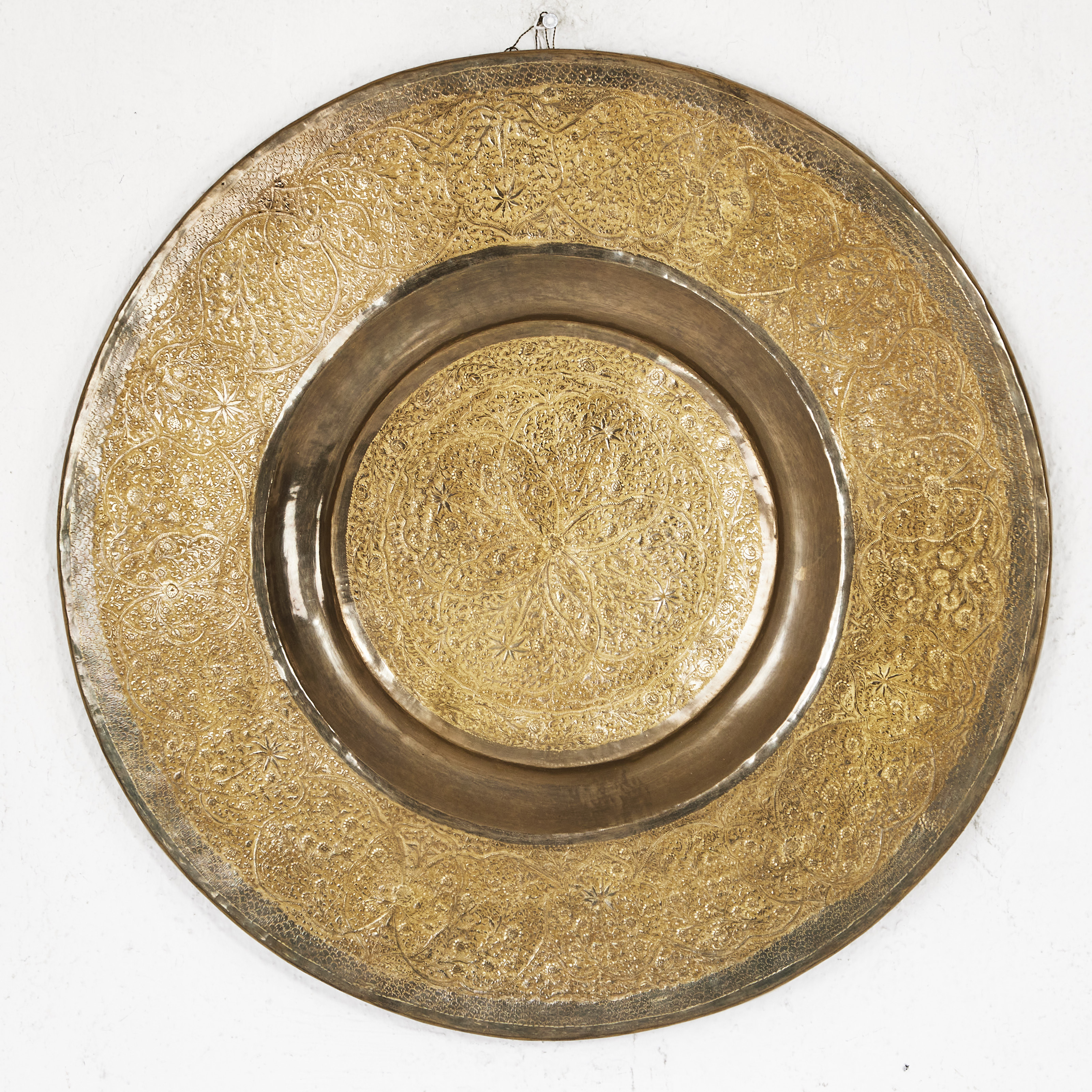 FAT, orientalisk, 1900-tal, mässing, rik floraldekor.