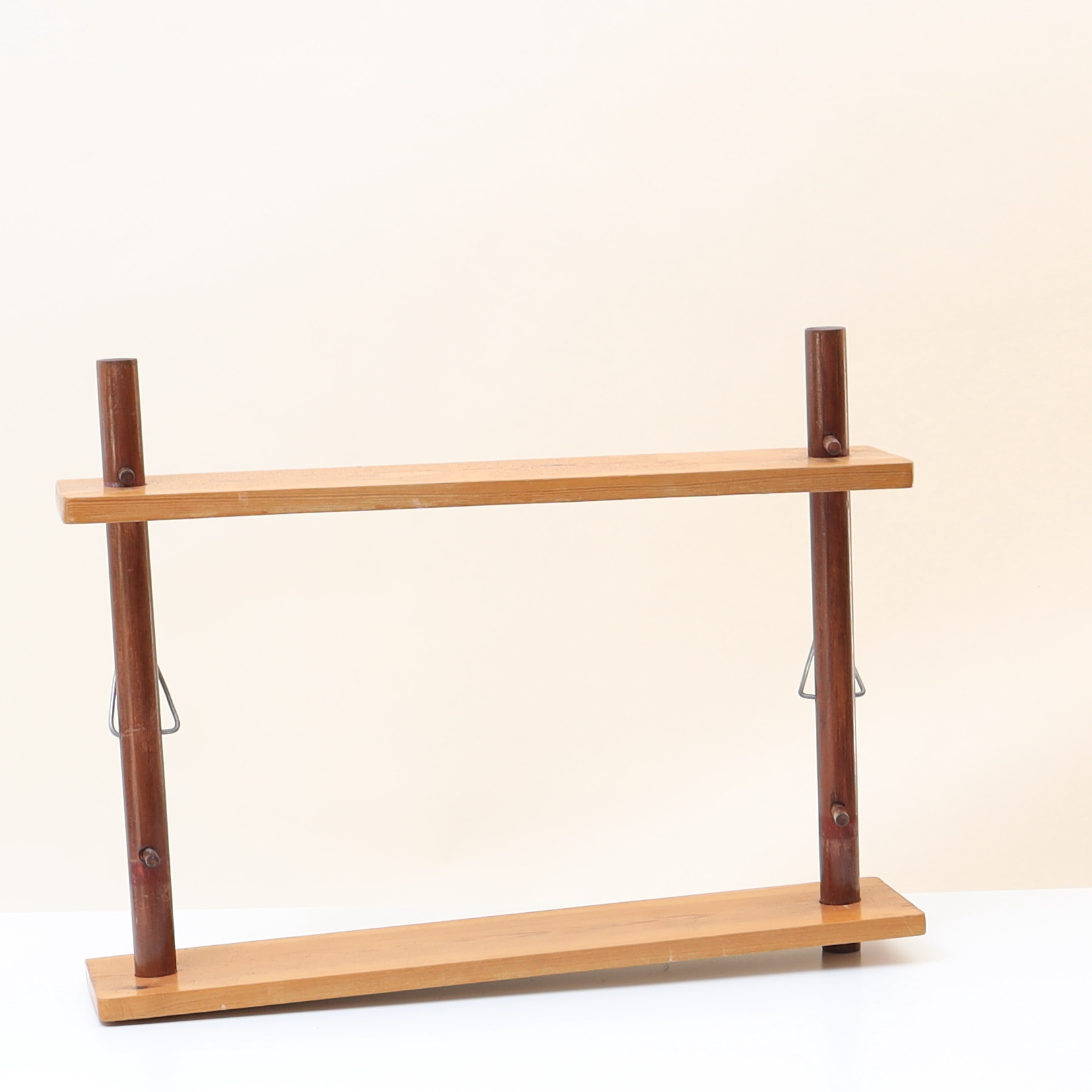 VÄGGHYLLA, omkring 1900-talets mitt.