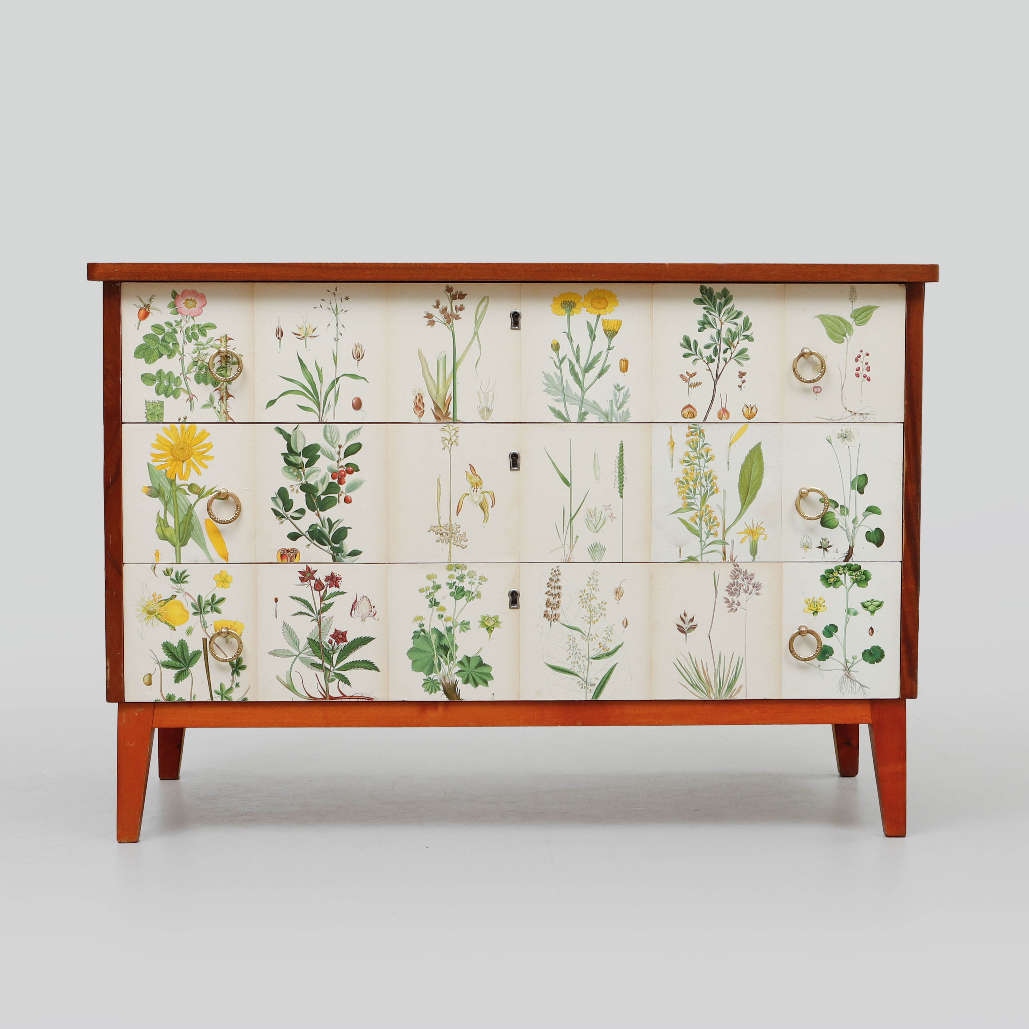 BYRÅ, klädd med Nordens Flora.