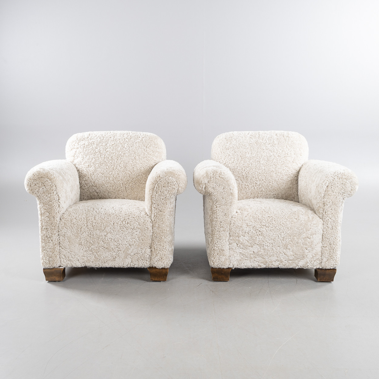 FÅTÖLJER, ett par, Swedish modern, 1940-tal, klädda i fårskinnspäls Moonlight.