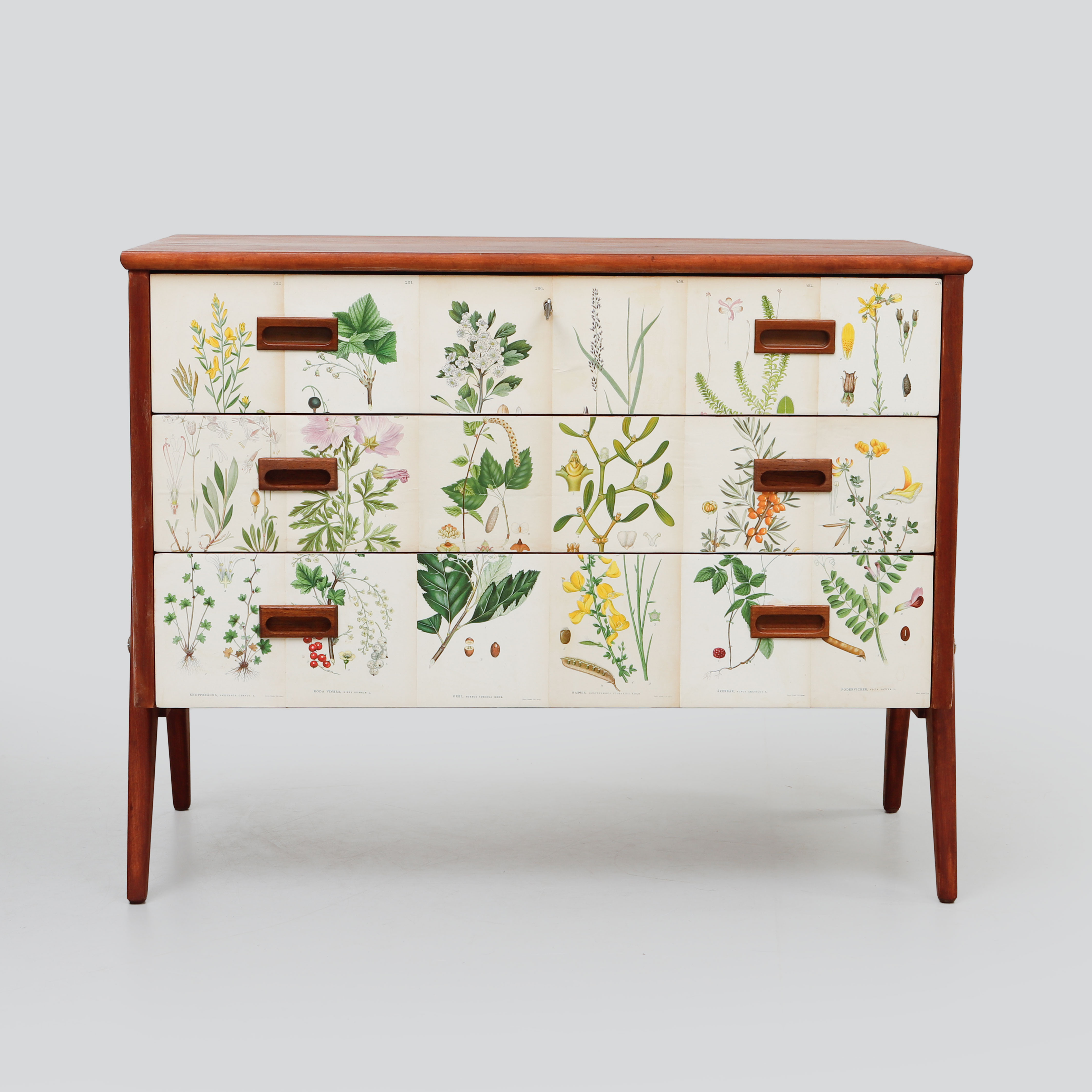 BYRÅ, klädd med Nordens Flora.