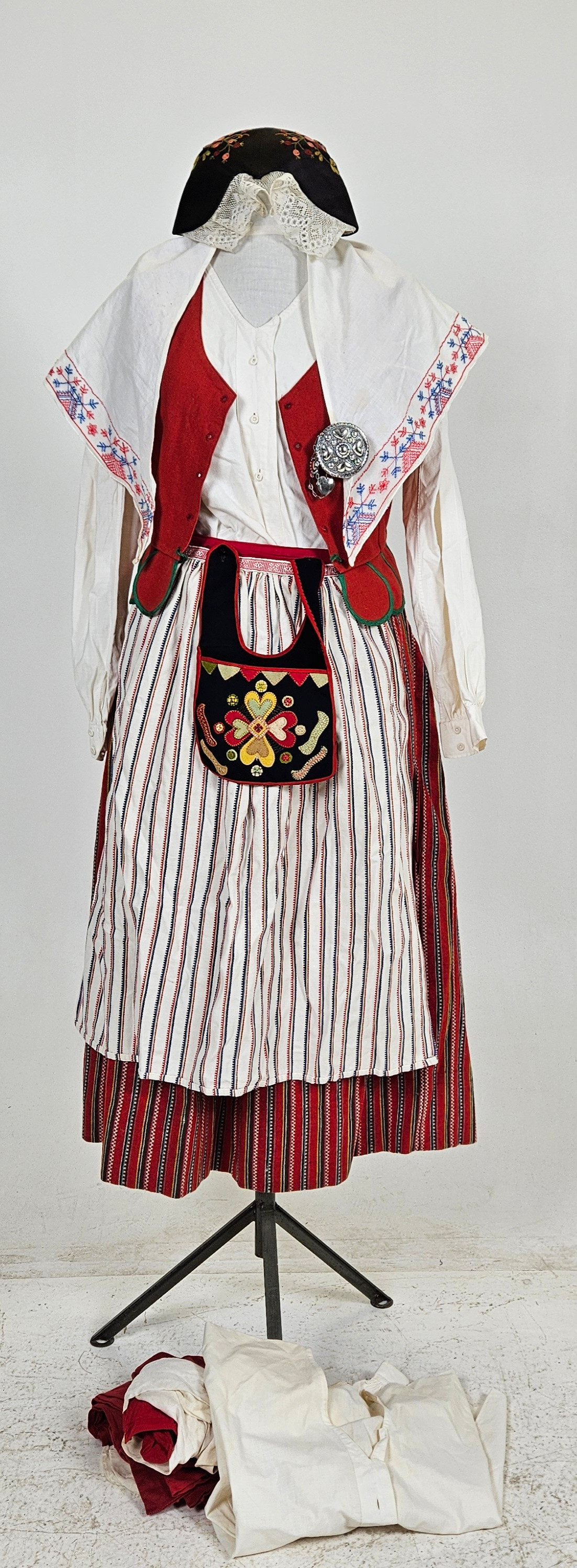 FOLKDRÄKT, 9 delar, Skedevi, Östergötland.