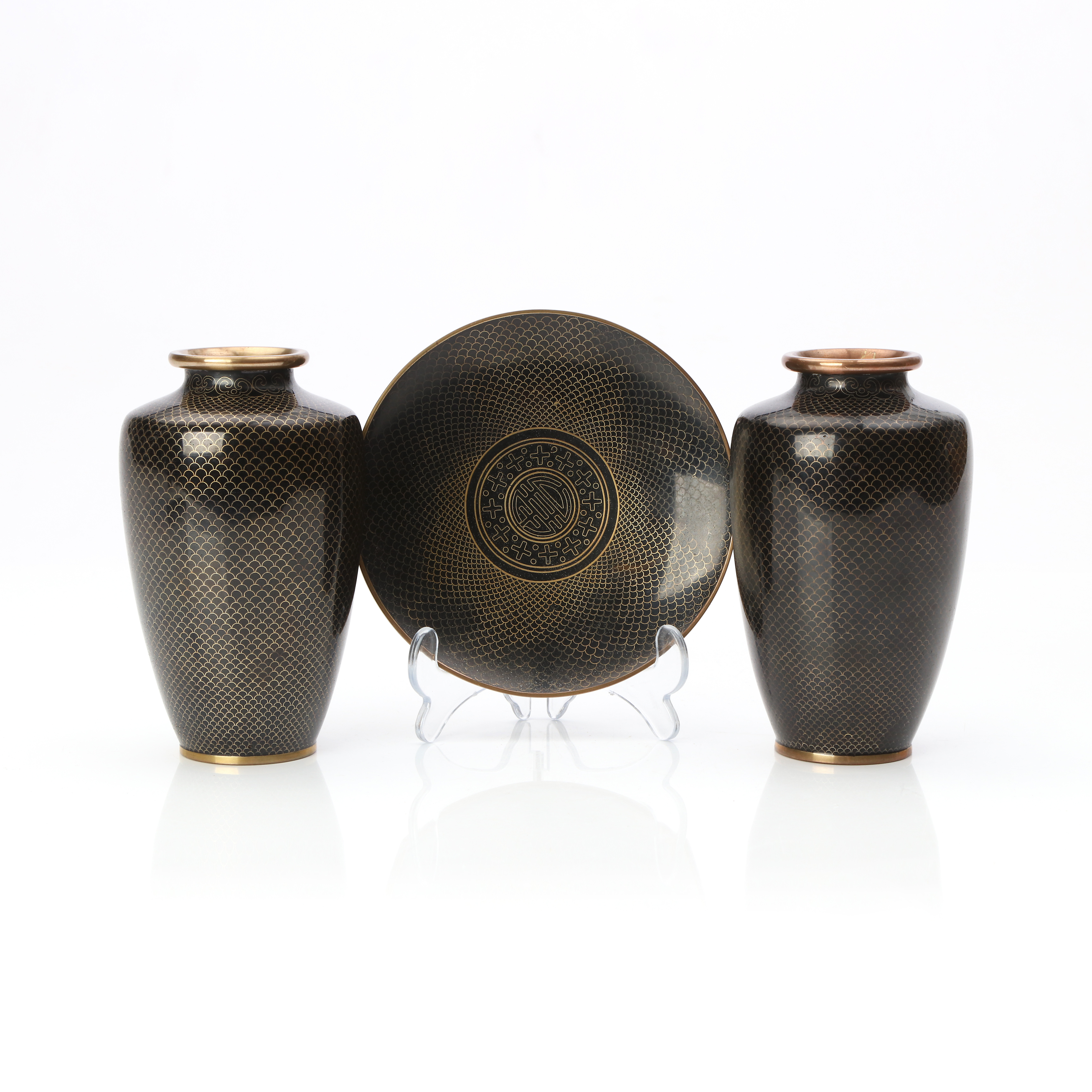 CLOISONNÉARBETE, TRE DELAR. Mässing med emaljdekor. Kina, 1900-tal.